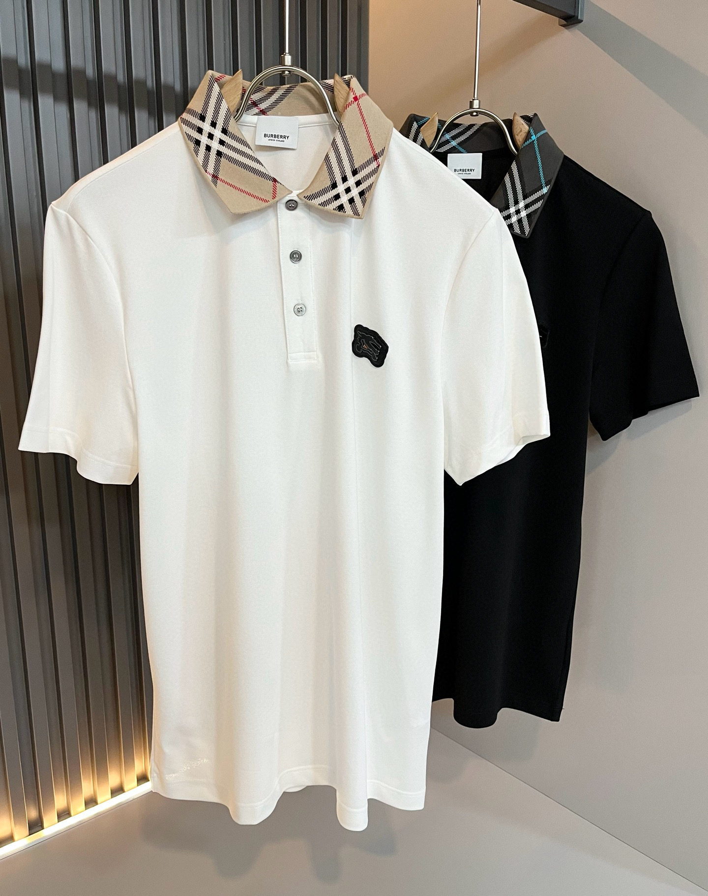 NO:478437,Bur*erry 2025 spring and summer new men's short-sleeved Polo shirt, the latest brand design element!  Neither monotonous nor complicated, it shows taste just right!  Customer-supplied top-quality custom bead flooring fabrics!  Comfortable, sweat-absorbing and breathable, the unique high-end fabric presents a simple and elegant temperament!  Leather design with chest logo pattern!  Full three-dimensional! Standard cutting design!  Every detail is a synchronized with high-end fashion. Size: M-3XL, burberry, T-shirt, alexander wang19860909Bur*erry 巴*莉 2025春夏新款男士短袖Polo衫,品牌最新设计元素！既不单调也不复杂,恰到好处的展现品味！客供顶级定制珠地棉面料！舒适吸汗透气根本不在话下,面料独具的高奢感呈现简约优雅气质！胸前logo图案皮革设计！饱满立体!标准裁剪设计！每一处细节都是与高端时尚同步的体现.尺码:M-3XL,,burberry,T-shirt,alexander wang,Men's clothing