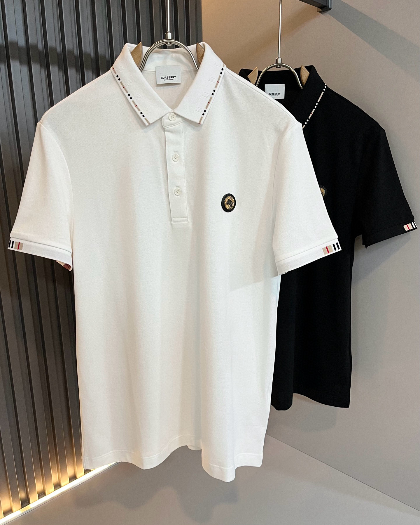 NO:475607,Bur*erry 2025 spring and summer new men's short-sleeved Polo shirt, the latest brand design element!  Neither monotonous nor complicated, it shows taste just right!  Customer-supplied top-quality custom bead flooring fabrics!  Comfortable, sweat-absorbing and breathable, the unique high-end fabric presents a simple and elegant temperament!  Leather design with chest logo pattern!  Full three-dimensional! Standard cutting design!  Every detail is a synchronized with high-end fashion. Size: M-3XL, burberry, T-shirt, alexander wang19860909Bur*erry 巴*莉 2025春夏新款男士短袖Polo衫,品牌最新设计元素！既不单调也不复杂,恰到好处的展现品味！客供顶级定制珠地棉面料！舒适吸汗透气根本不在话下,面料独具的高奢感呈现简约优雅气质！胸前logo图案皮革设计！饱满立体!标准裁剪设计！每一处细节都是与高端时尚同步的体现.尺码:M-3XL,,burberry,T-shirt,alexander wang,Men's clothing