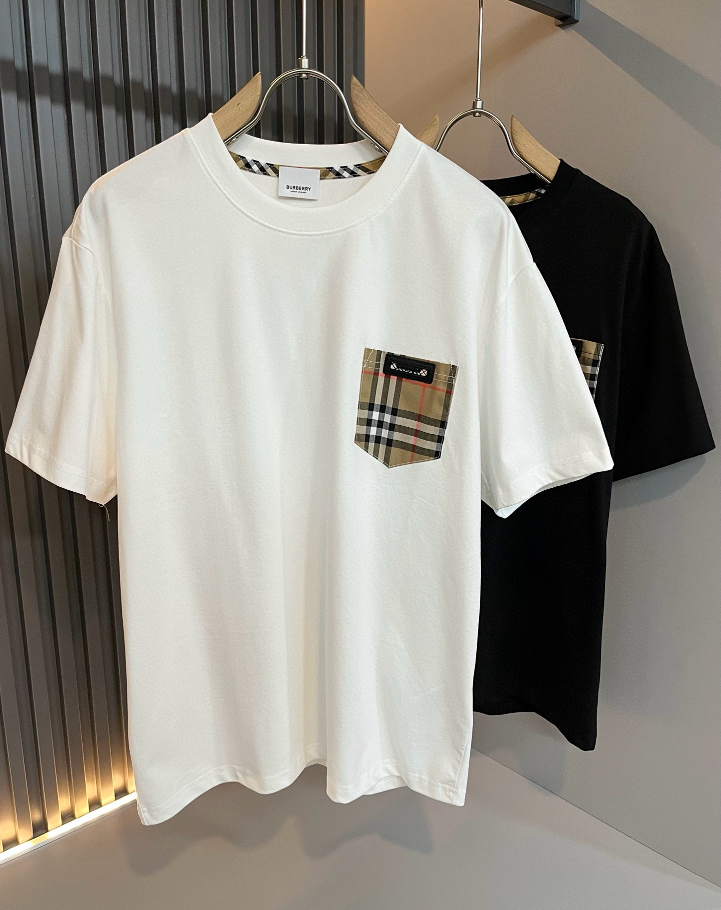 NO:475596,BURBER*Y Ba*li's new spring and summer 2025 short-sleeved T-shirt for men and women, is coming, and is made of a popular environmentally friendly pure cotton fabric recently. It is a high-end outdoor sports and leisure series, which is very popular in sports!  BUR's latest special material, logo pocket design!  Fabric is also called memory cloth, which refers to fabrics with morphological memory functions. It instantly kills all versions on the market. It can only be said that it is not a level of existence at all. Whether it is material, detail restoration and craftsmanship, you are not afraid of any challenges. Just to contribute wonderful products to everyone. As always, it is consistent. A style that implements the core concept of BUR will be closely tied to fashion, always maintaining perfection, a simple but not simple design style perfectly meets the outfit you need in daily life. Size: M-3XL., burberry, T-shirt, tees, t-shirt, alexander wang19860909BURBER*Y巴*莉2025春夏新品男女同款短袖T恤,重磅来袭,最近比较火热的环保纯棉面料制作而成,高端户外运动休闲系列,非常火热运动风潮！BUR最新研发的特殊材质,标志logo口袋设计！面料也叫记忆布,是指具有形态记忆功能的面料,秒杀市面上一切版本,只能说根本就不是一个级别的存在,不管是材质还是细节还原度以及工艺制作方面,不惧任何挑战,只为给大家奉献绝妙产物一如既往,始终如一,贯彻了BUR核心理念的一个款式将与时尚紧紧的捆绑在一起,时刻保持完美,简约而不简单的的设计风格,完美的满足了你日常所需要的穿搭.尺码:M-3XL.,,burberry,T-shirt,tees，t-shirt,alexander wang,Men's clothing