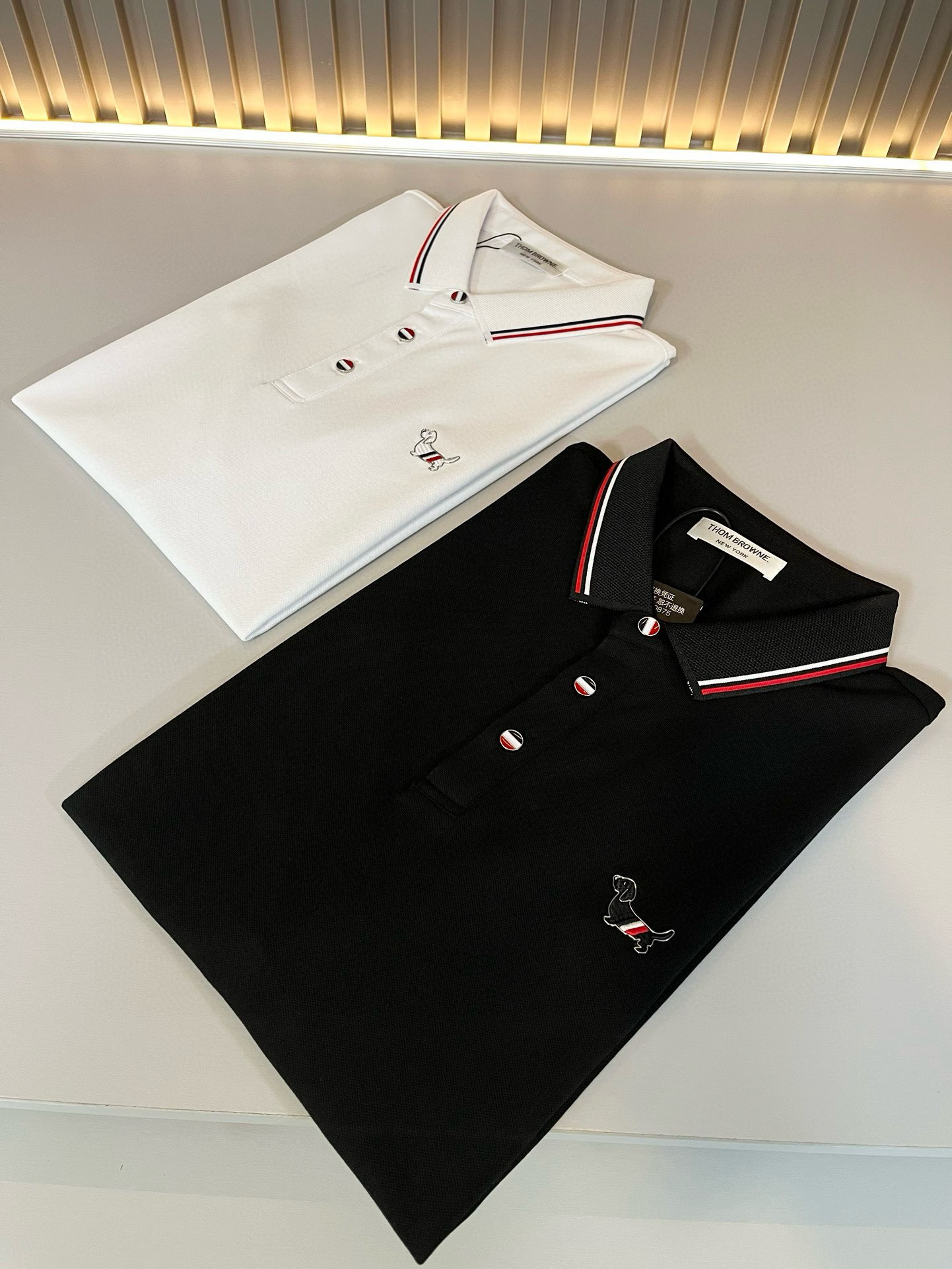 NO:475639,ThomBrow*e Tom*Long ~ New products for spring and summer 2025!  It is available on the official website at the same time. It is a casual classic lapel short-sleeved Polo shirt with unique design charm, very high-end, simple and not simple, and a new model of ready-to-wear!  The fabric is selected with unique bead floor cotton fabric, which feels smooth and soft, has texture, and has a strong sense of verticality. The upper body is smooth and not tight, and the feeling of stuffiness caused by direct ultraviolet rays. The chest design logo pattern logo pressing design!  The style is harmonious and unified, with the ultimate craftsmanship level. The side is very unique and tailored, very flavorful, delicate and comfortable to wear, showing sports vitality and exquisite details. The classic and perfect layout design shows fashion vitality in daily leisure life. Improve men's charm and style and achieve high-end models. Size M-3XL, T-shirt, alexander wang19860909ThomBrow*e汤姆*朗 ~2025春夏新品！官网同步有售,休闲经典翻领短袖Polo衫,独特设计魅力,非常高端,简约不简单,成衣新典范！面料精选独特珠地棉面料,手感光滑柔软,有质感,有很强的垂直感,上身爽滑不紧绷,紫外线直射造成的闷热感,胸前设计标识图案logo压胶设计！风格和谐统一,极致工艺水平.侧面非常独特裁剪设计风格,非常有味道,精致细腻,好穿舒适,展现运动活力,细节考究.经典完美版型设计,日常休闲生活中展现时尚活力.提升男士魅力格调,成就高端典范.尺码M-3XL,,T-shirt,alexander wang,Men's clothing