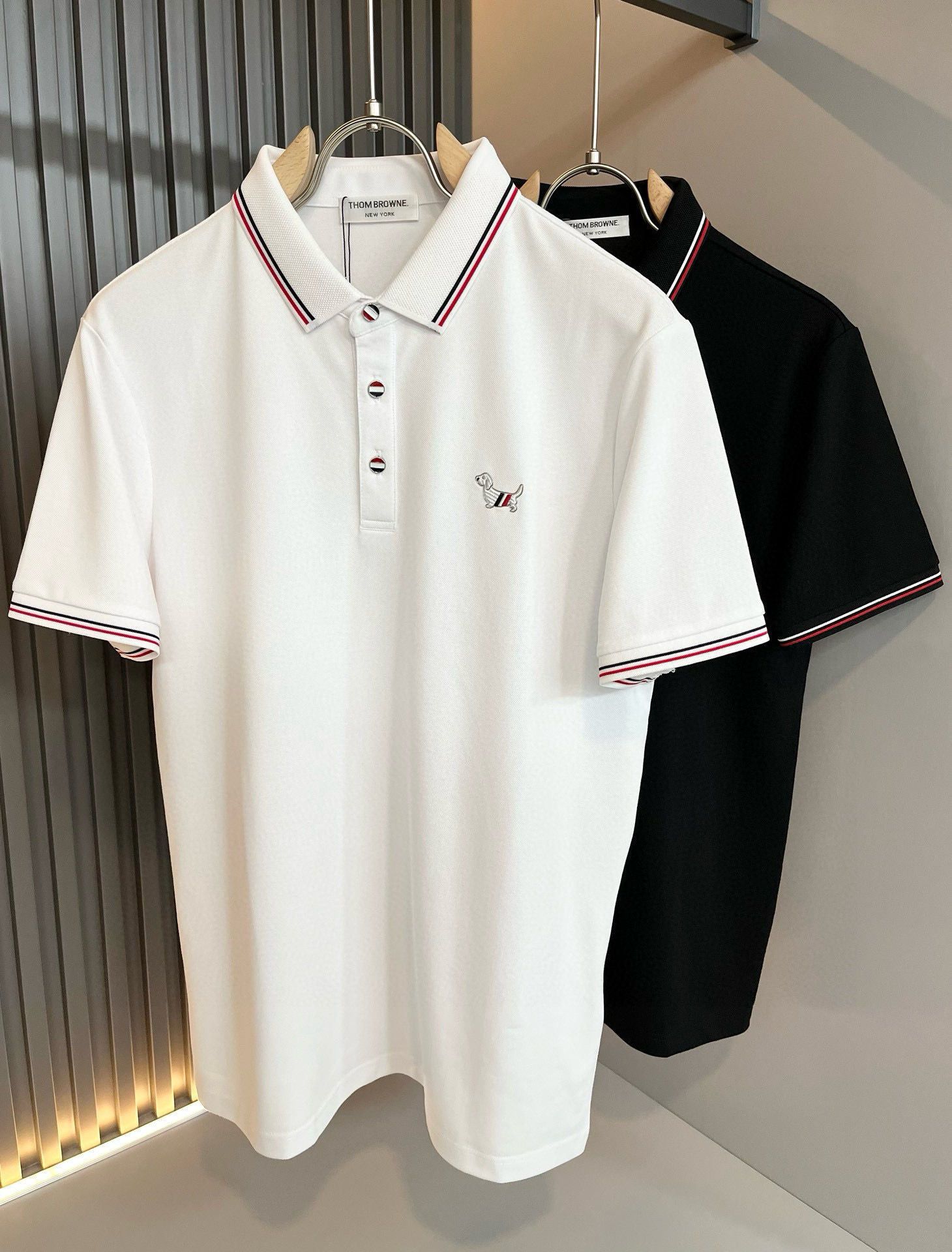 NO:475648,ThomBrow*e Tom*Long ~ New products for spring and summer 2025!  It is available on the official website at the same time. It is a casual classic lapel short-sleeved Polo shirt with unique design charm, very high-end, simple and not simple, and a new model of ready-to-wear!  The fabric is selected with unique bead floor cotton fabric, which feels smooth and soft, has texture, and has a strong sense of verticality. The upper body is smooth and not tight, and the sultry feeling caused by direct ultraviolet rays. The chest design logo pattern logo design!  The style is harmonious and unified, with the ultimate craftsmanship level. The side is very unique and tailored, very flavorful, delicate and comfortable to wear, showing sports vitality and exquisite details. The classic and perfect layout design shows fashion vitality in daily leisure life. Improve men's charm and style and achieve high-end models. Size M-3XL, T-shirt, alexander wang19860909ThomBrow*e汤姆*朗 ~2025春夏新品！官网同步有售,休闲经典翻领短袖Polo衫,独特设计魅力,非常高端,简约不简单,成衣新典范！面料精选独特珠地棉面料,手感光滑柔软,有质感,有很强的垂直感,上身爽滑不紧绷,紫外线直射造成的闷热感,胸前设计标识图案logo设计！风格和谐统一,极致工艺水平.侧面非常独特裁剪设计风格,非常有味道,精致细腻,好穿舒适,展现运动活力,细节考究.经典完美版型设计,日常休闲生活中展现时尚活力.提升男士魅力格调,成就高端典范.尺码M-3XL,,T-shirt,alexander wang,Men's clothing