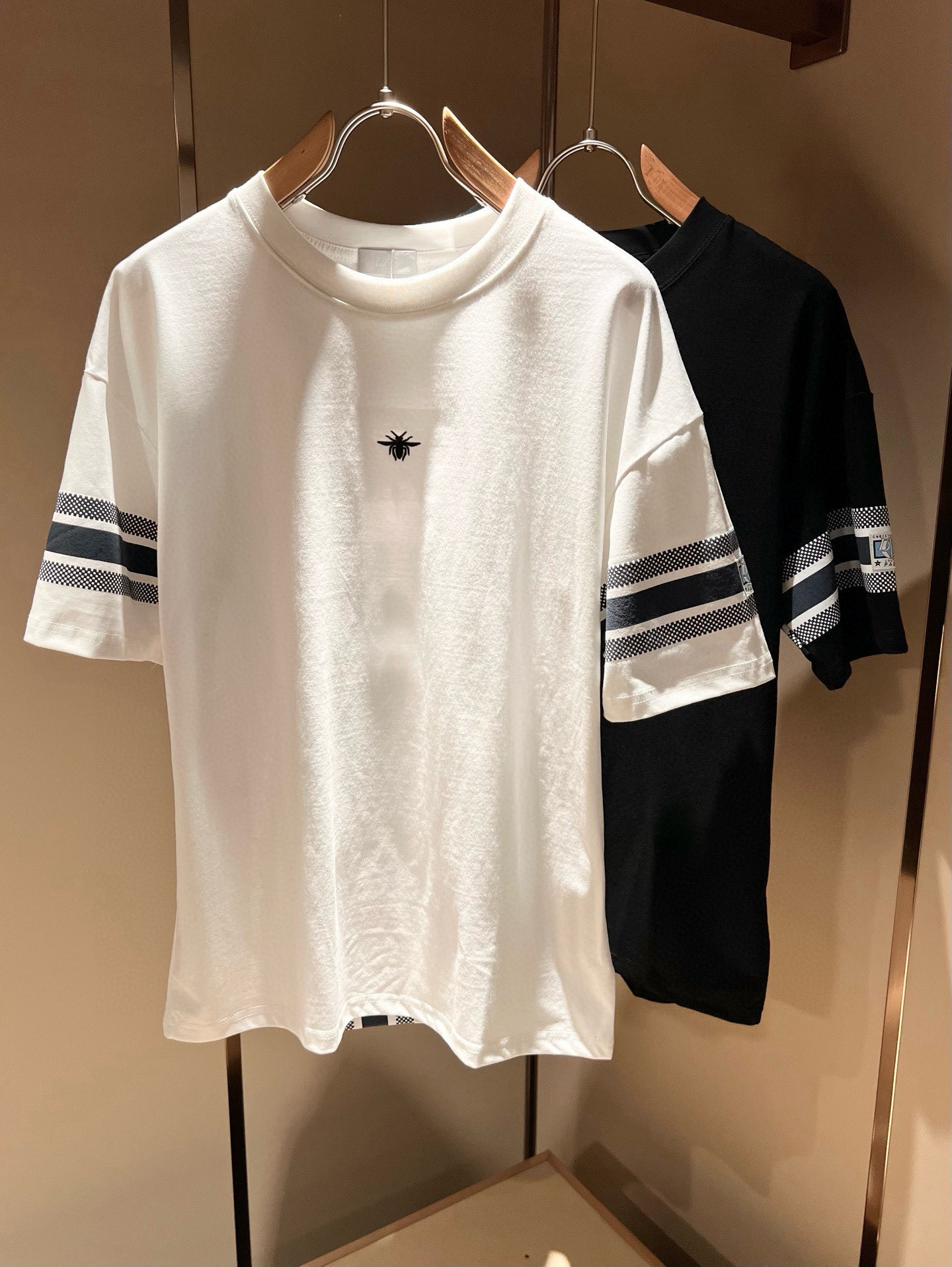 NO:473165,Dio*Dijia 2025 spring and summer new short-sleeved T-shirt for men and women, and the counter is available at the same time!  Customized exclusive 260g pure cotton fabric, customized original craft threads, front and rear logo pattern embroidery craft design!  Simple and generous, calm and versatile, extremely high-end, perfectly integrated with fashion and style, a top fashionable style that perfectly suits the outside wear!  The overall feeling is natural!  The ultimate classic versatile short-sleeved T-shirt, the ultimate heavy industry and the ultimate perfection!  Fans who pursue high quality are please buy them by themselves, and all fans who know the goods are invited to appreciate this model together!  !  Color black white Size M-3XL,,dior,dior,T-shirt,tees,t-shirt,alexander wang19860909Dio*迪家 2025春夏新款男女同款短袖T恤,专柜同步发售！定制专属260克纯棉面料,定制原版工艺螺纹,前后logo图案刺绣工艺设计！简约大方,从容百搭,档次极高,完美融入时尚还有风情感一款完美符合外穿的顶尖时髦气质款！整体给人浑然天成的感觉！极致经典的百搭型短袖T恤,极致的重工极致的完美！追求高品质的粉丝们请自行抢购,诚邀所有识货的粉丝一同鉴赏此款！！颜色黑色 白色 尺码M-3XL,,dior,dior,T-shirt,tees，t-shirt,alexander wang,Men's clothing