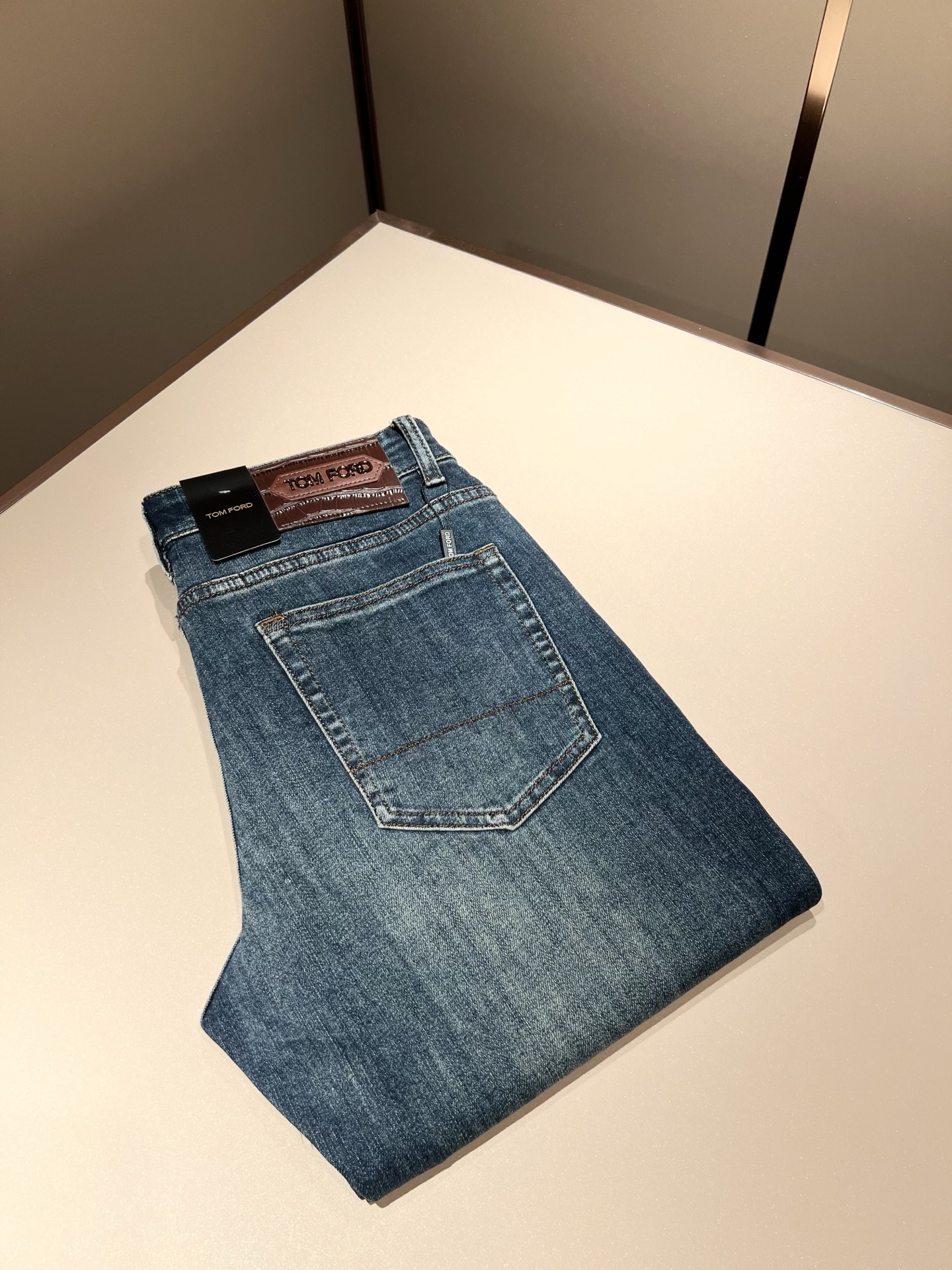 NO:473150,TOM FORD New products for 2025 spring and summer are on sale!  Denim is high-end, versatile and pragmatic, and not sensational!  Limited editions in Hong Kong, Macao and Taiwan!  !  Three-dimensional cut cotton material!  The Taiwan foreign trade company undertakes the exquisite and delicate materials, which seems to be Prada's patented high-quality custom-made original hardware logo design!  Not only in the material, color and style, the life philosophy behind the design just fits the dual mentality of modern people's pursuit of personal practicality and fashion aesthetics, and achieves a perfect balance between function and aesthetics. It is not only the display of fashion trends, but also the ultimate of modern aesthetics. P's vision does not limit the indispensable components of the core value of fashion brands, another alternative to mature styles, sizes 29-40,,tom ford,prada,alexander wang19860909TOM FORD 汤姆福特 2025春夏新品发售！牛仔高级百搭实用主义不哗众取宠！港澳台地区限定款！！立体裁剪纯棉材质！台湾外贸公司承接、材质精致细腻似乎是普拉达专利品质上乘 定制原版五金logo设计！不仅在材料、颜色与款式工夫,设计背后的生活哲学正巧契合现代人追求切身实用与流行美观的双重心态,在机能与美学之间取得完美平衡,不但是时尚潮流的展现,更是现代美学的极致.P的视野并没有局限时尚品牌核心价值中不可或缺的组成部分、的另一种选择替代风格成熟、尺码29-40,,tom ford,prada,alexander wang,Men's clothing