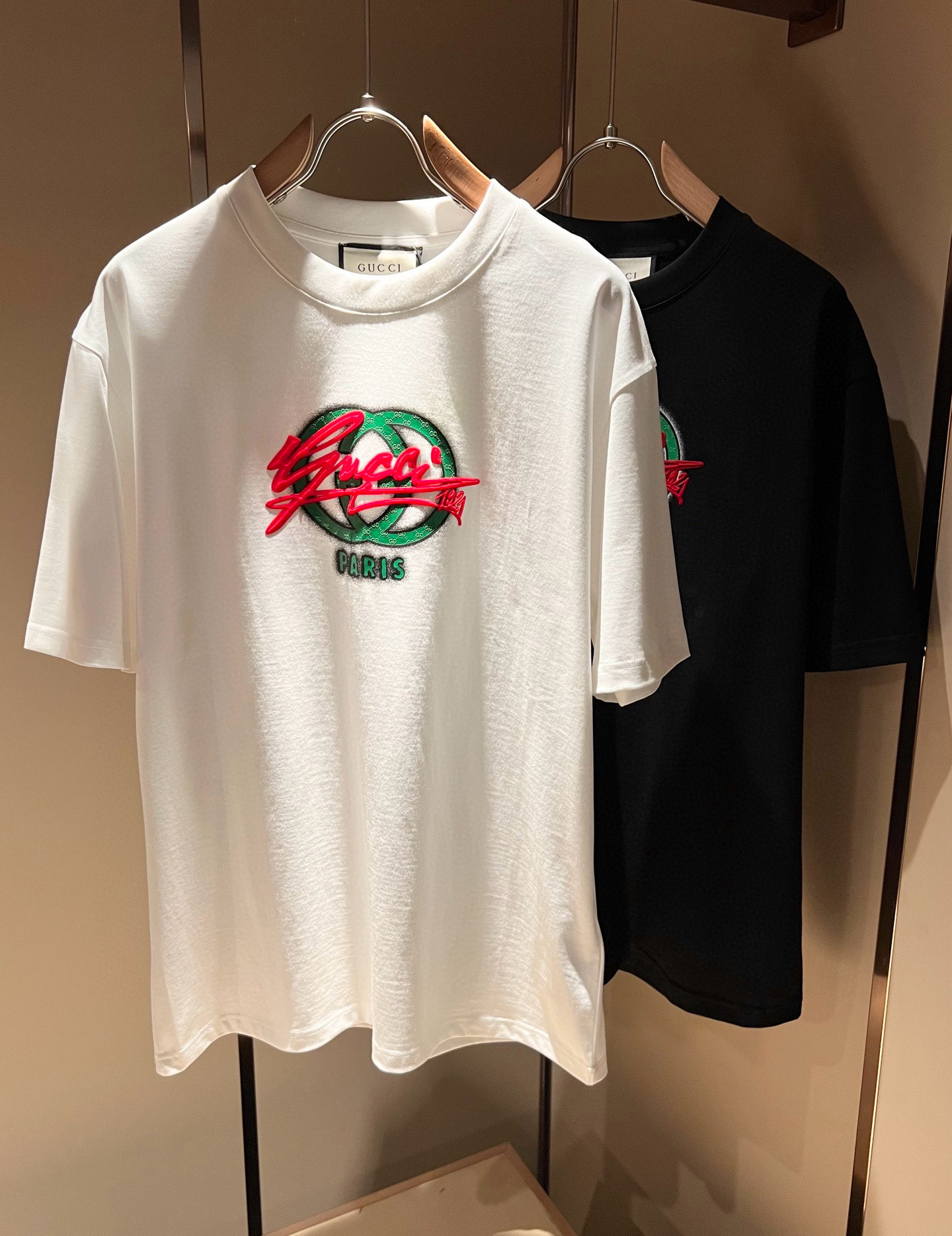 NO:473161,Gucc* Gujia 2025 spring and summer series basic round neck pullover short-sleeved T-shirt, men and women's couples casual loose cotton round neck short-sleeved T-shirt!  Trading companies have sparse channels and are released on the official website at the same time!  The latest series of spring and summer 2025, classic fashion design elements, injecting full vitality into the new series. This T-shirt is carefully selected for imported cotton fabrics. The fabric feels skin-friendly and soft and delicate, and the body logo pattern is glued!  It has an extremely comfortable and breathable wearing experience. The whole item is very eye-catching and fashionable, and is deeply loved by young people today!  The loose round neck cut is a neutral style regardless of age and gender, suitable for matching all the styles and looks you need in your daily life!  It is recommended to wear couple outfits to go out on the street to make it more pleasing to the eye!  Size M-3XL, gucci, gucci, T-shirt, tees, t-shirt, alexander wang19860909Gucc*古家 2025春夏系列基础圆领套头短袖T恤,男女同情侣款休闲宽松棉质圆领短袖T恤衫！贸易公司渠道稀出,同步官网发售 ！ 2025春夏最新系列,经典时尚设计元素,为全新系列注入满满活力,这款T恤衫用心甄选客供进口棉面料制成,面料手感亲肤柔软细腻,衣身logo图案压胶设计！拥有着无比舒适透气性的穿着体验,整件单品极具吸睛度与时尚感,深受当下年轻人的喜爱！基础宽松的圆领版型裁剪,不分年龄与性别的中性款式,适合搭配你日常所需的所有风格与造型！建议搭配情侣装出街会更为养眼出色！尺码M-3XL,,gucci,gucci,T-shirt,tees，t-shirt,alexander wang,Men's clothing