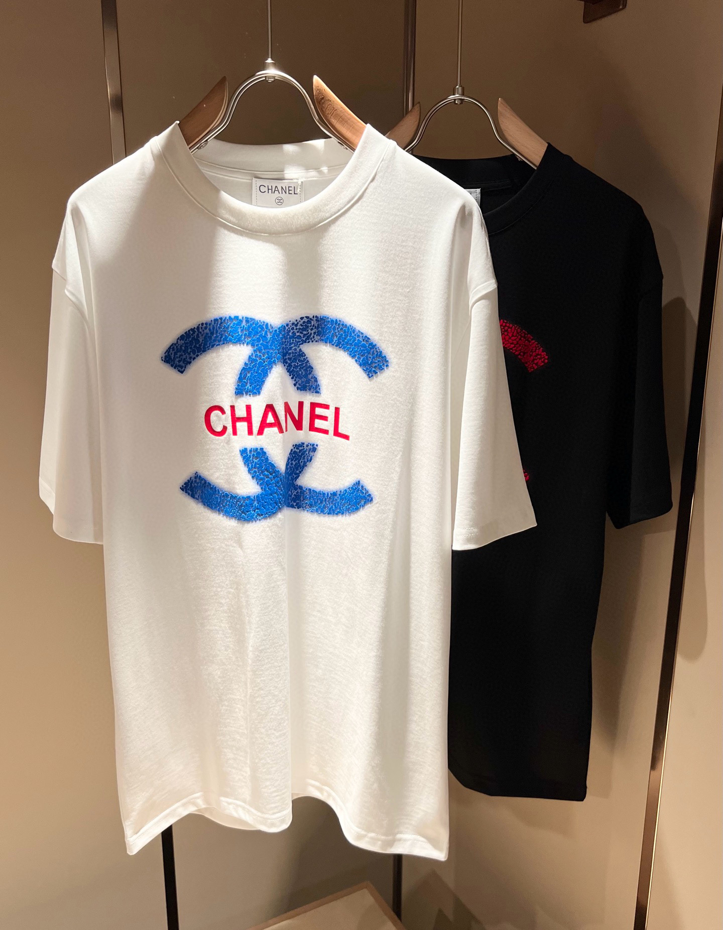 NO:473169,Xiaoxiang couple T-shirt CHA**L 2025 spring and summer new creative casual short-sleeved T-shirt for men and women, instantly killing private European and American trade orders in the industry, CHA**L family 2025 official website main items, new creative logo pattern printing design!  !  !  Super stylish, comfortable and soft cotton round neck short-sleeved T-shirt!  It is carefully produced by a trading company specializing in overseas European and American orders, and is sold at the same time as a major Hong Kong and Macao famous store. It is currently a super popular and versatile item with the best official website of Chanel!  !  As a fashionable urban style item with unique temperament, classic slim fit style, simple pattern design, and not simple new configuration. The fabric is made of top 260 grams of pure cotton fabric provided by customers, which feels smooth and droopy, and the top is skin-friendly and comfortable and elastic. This time, I personally think I have really put in the effort in the design of the pattern. Among the tens of thousands of colors, Chanel's official designer carefully selected the most popular colors at the moment. The matching performance of this item is outstanding. The delicate fabric and soft touch are all unique advantages. It is a must-have for high-end fashionable fans!  !  !  There is no need to say anything about this classic and easy-to-wear style. As long as you choose, it is absolutely suitable!  Size M-3XL, Chanel, louis vuitton, T-shirt,tees, t-shirt,alexander wang19860909小香情侣款T恤CHA**L 2025春夏新款创意休闲男女同款短袖T恤,秒杀业内的欧美贸易私单,CHA**L家族2025官网主打单品,全新创作logo图案印花设计！！！上身超有型,舒适柔软的棉质圆领短袖T恤！ 是由专做海外欧美订单的贸易公司精心出品,同步各大港澳名品店发售,目前是香奈儿官网名列前茅的超人气百搭单品！！作为一款气质独特的时髦都市风尚单品,经典的修身版型打造,简洁的图样设计,不简单的全新配置.面料是采用了客供的顶级260克纯棉面料,手感顺滑有垂感,上衣穿着也是亲肤舒适有弹性.这次在图案的设计上,我个人是觉得真的是下功夫了,在上万种颜色中,香奈儿官方设计师从中精挑细选出当下最流行的色系,此款单品的搭配性能出彩,其面料之细腻,触感之柔软都是独特的优点,高端时髦粉丝必备！！！这种经典又好穿的款式真的不用再说什么了,只要你选择,那便是绝对的合适！尺码M-3XL,,chanel,louis vuitton,T-shirt,tees，t-shirt,alexander wang,Men's clothing