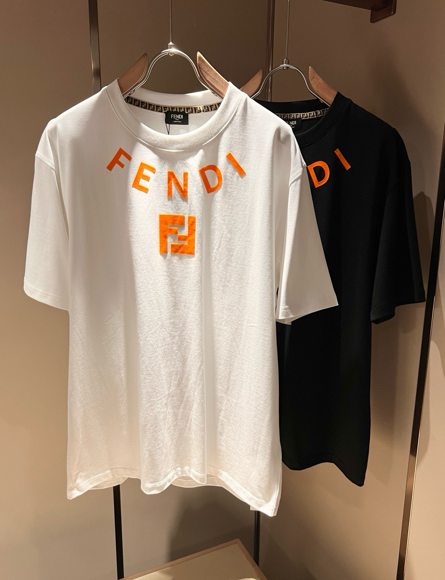 NO:473177,FEN*I FEN*Di's new spring and summer 2025 FD family FF men and women short-sleeved T-shirt, versatile and minimalist short-sleeved shirts for men and women. Original Italian orders, popular FD family items, simple and pure colors. The FD family's enduring iconic products, high-quality products with full representation and full specifications, and high-quality products that all FD fans are worth buying!  Pure Yidian channel orders, high-end and popular products from the FD family, very popular items at the moment, and iconic letter logo pattern velvet modification!  High-end goods worth keeping and giving away to others!  It is trendy and beautiful, with a full sense of trendy atmosphere, and has a very high level and specifications. It uses a very classic black and white color combination, giving people a strong visual impact and has a very high recognition. It is top-quality exclusive pure cotton fabric, created with a soft, delicate and comfortable touch, and has a very high-end and classy appearance!  Perfectly interprets the charm of the brand and leaves a deep impression. It is more fashionable and charming. It has simple, elegant and fashionable upper body, and is even more stressful for outfits!  The inner wear alone is very delicious and beautiful scenery that cannot be ignored!  Size M-3XL, fendi,dior,T-shirt,tees,t-shirt,alexander wang19860909FEN*I 芬*迪2025春夏新款FD家族FF男女同款短袖T恤,男女同款百搭极简短袖.意大利原厂订单,FD家族人气单品,简约纯色系打造.FD家族经久不衰的标志性臻品,代表性十足,规格感十足的精品,所有FD粉丝都值得抢购的精品！纯正意代渠道订单,FD家族的高奢人气爆款产物,当下十分火爆的单品,标志性字母logo图案压绒修饰！值得自留和送人的高端货！新潮又好看,潮流气息感十足,档次规格感极高,并且采用十分经典的的黑白双色搭配,给人的视觉冲击感相当强烈,有着极高的辨识度,顶级专属纯棉面料,打造,触感柔软细腻舒适,品相相当高级有档次！完美诠释品牌魅力,给人留下深刻印象.更具时尚与韵味,上身简约大方时尚,对于穿搭更是毫无压力！单穿内搭都极有味道,不可忽视的靓丽风景线！ 尺码M-3XL,,fendi,dior,T-shirt,tees，t-shirt,alexander wang,Men's clothing