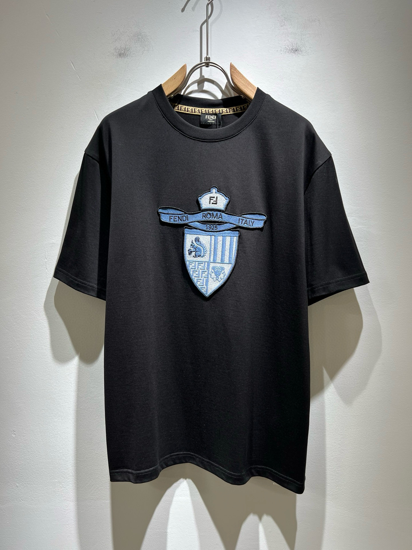 NO:473198,FEN*I FEN*Di's new spring and summer 2025 FD family FF men and women short-sleeved T-shirt, versatile and minimalist short-sleeved shirts for men and women. Original Italian orders, popular FD family items, simple and pure colors. The FD family's enduring iconic products, high-quality products with full representation and full specifications, and high-quality products that all FD fans are worth buying!  Pure Yidian channel orders, high-end and popular products from the FD family, very popular items at the moment, and embroidery decoration of the iconic letter logo pattern!  High-end goods worth keeping and giving away to others!  It is trendy and beautiful, with a full sense of trendy atmosphere, and has a very high level and specifications. It uses a very classic black and white color combination, giving people a strong visual impact and has a very high recognition. It is top-quality exclusive pure cotton fabric, created with a soft, delicate and comfortable touch, and has a very high-end and classy appearance!  Perfectly interprets the charm of the brand and leaves a deep impression. It is more fashionable and charming. It has simple, elegant and fashionable upper body, and is even more stressful for outfits!  The inner wear alone is very delicious and beautiful scenery that cannot be ignored!  Size M-3XL, fendi,dior,T-shirt,tees,t-shirt,alexander wang19860909FEN*I 芬*迪2025春夏新款FD家族FF男女同款短袖T恤,男女同款百搭极简短袖.意大利原厂订单,FD家族人气单品,简约纯色系打造.FD家族经久不衰的标志性臻品,代表性十足,规格感十足的精品,所有FD粉丝都值得抢购的精品！纯正意代渠道订单,FD家族的高奢人气爆款产物,当下十分火爆的单品,标志性字母logo图案刺绣修饰！值得自留和送人的高端货！新潮又好看,潮流气息感十足,档次规格感极高,并且采用十分经典的的黑白双色搭配,给人的视觉冲击感相当强烈,有着极高的辨识度,顶级专属纯棉面料,打造,触感柔软细腻舒适,品相相当高级有档次！完美诠释品牌魅力,给人留下深刻印象.更具时尚与韵味,上身简约大方时尚,对于穿搭更是毫无压力！单穿内搭都极有味道,不可忽视的靓丽风景线！ 尺码M-3XL,,fendi,dior,T-shirt,tees，t-shirt,alexander wang,Men's clothing