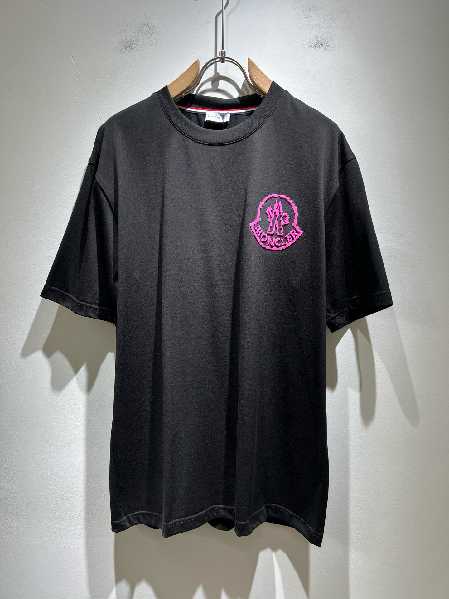 NO:473162,Moncler Mengjia 2025 Spring and Summer Latest Men and Women's Same Trade Order Short-sleeved T-shirt, Full Quality!  !  Internet celebrity style!  Use logo pattern to press glue design!  The upper body is comfortable and breathable, not stiff, and the overall three-dimensional feeling is rich. Quality export orders, customized exclusive pure cotton fabric tailoring to meet the simple needs of commuters for dressing. The upper body is very effective, it looks slim and not picky about the figure. The fabric workmanship... Improper, only good craftsmanship can make you feel good and tasteful, a must-have item for everyone!  Size M-3XL, T-shirt,tees,t-shirt,alexander wang19860909Moncler蒙家 2025春夏最新男女同款贸易订单短袖T恤,全品相！！网红款！采用logo图案压胶设计！上身舒适透气,不僵硬,整体有着丰富的立体感,品质出口订单,定制专属纯棉面料剪裁,满足通勤人们对于着装的简约需求,上身效果很好,显瘦,不挑剔身材.面料做工....无可挑剔,好工艺好面料才能穿出好品味一款,人手必备单品！尺码M-3XL,,T-shirt,tees，t-shirt,alexander wang,Men's clothing