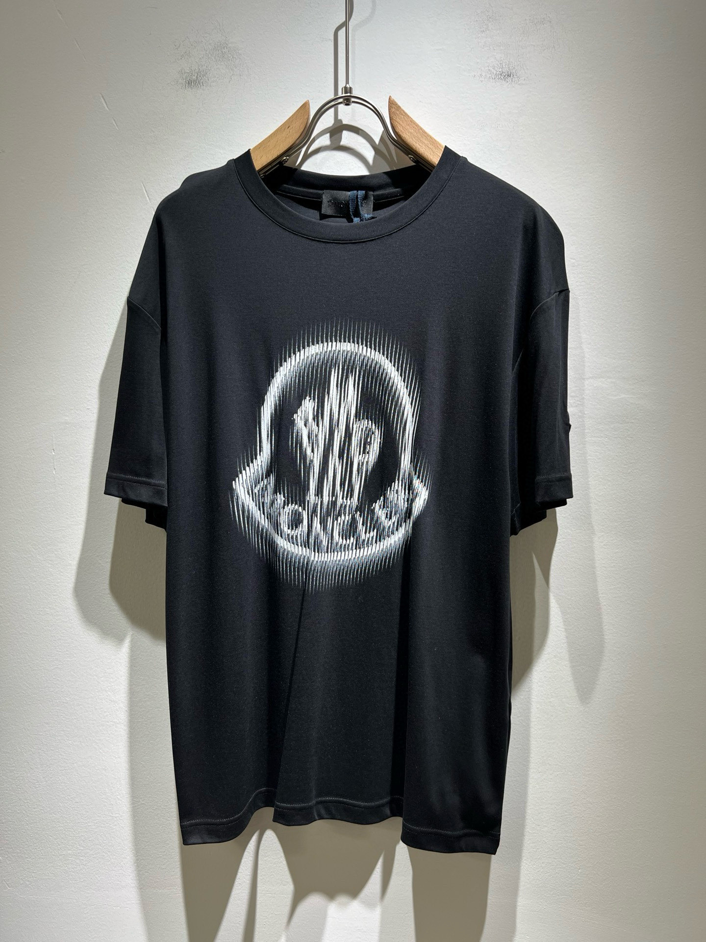 NO:473186,Moncler Mengjia 2025 Spring and Summer Latest Men and Women's Same Trade Order Short-sleeved T-shirt, Full Quality!  !  Internet celebrity style!  Designed with logo pattern!  The upper body is comfortable and breathable, not stiff, and the overall three-dimensional feeling is rich. Quality export orders, customized exclusive pure cotton fabric tailoring to meet the simple needs of commuters for dressing. The upper body is very effective, slim and not picky about the figure. The fabric workmanship... Improper, only good craftsmanship can make you feel good and tasteful. A must-have item for everyone!  Size M-3XL, T-shirt,tees,t-shirt,alexander wang19860909Moncler蒙家 2025春夏最新男女同款贸易订单短袖T恤,全品相！！网红款！采用logo图案印花设计！上身舒适透气,不僵硬,整体有着丰富的立体感,品质出口订单,定制专属纯棉面料剪裁,满足通勤人们对于着装的简约需求,上身效果很好,显瘦,不挑剔身材.面料做工....无可挑剔,好工艺好面料才能穿出好品味一款,人手必备单品！尺码M-3XL,,T-shirt,tees，t-shirt,alexander wang,Men's clothing