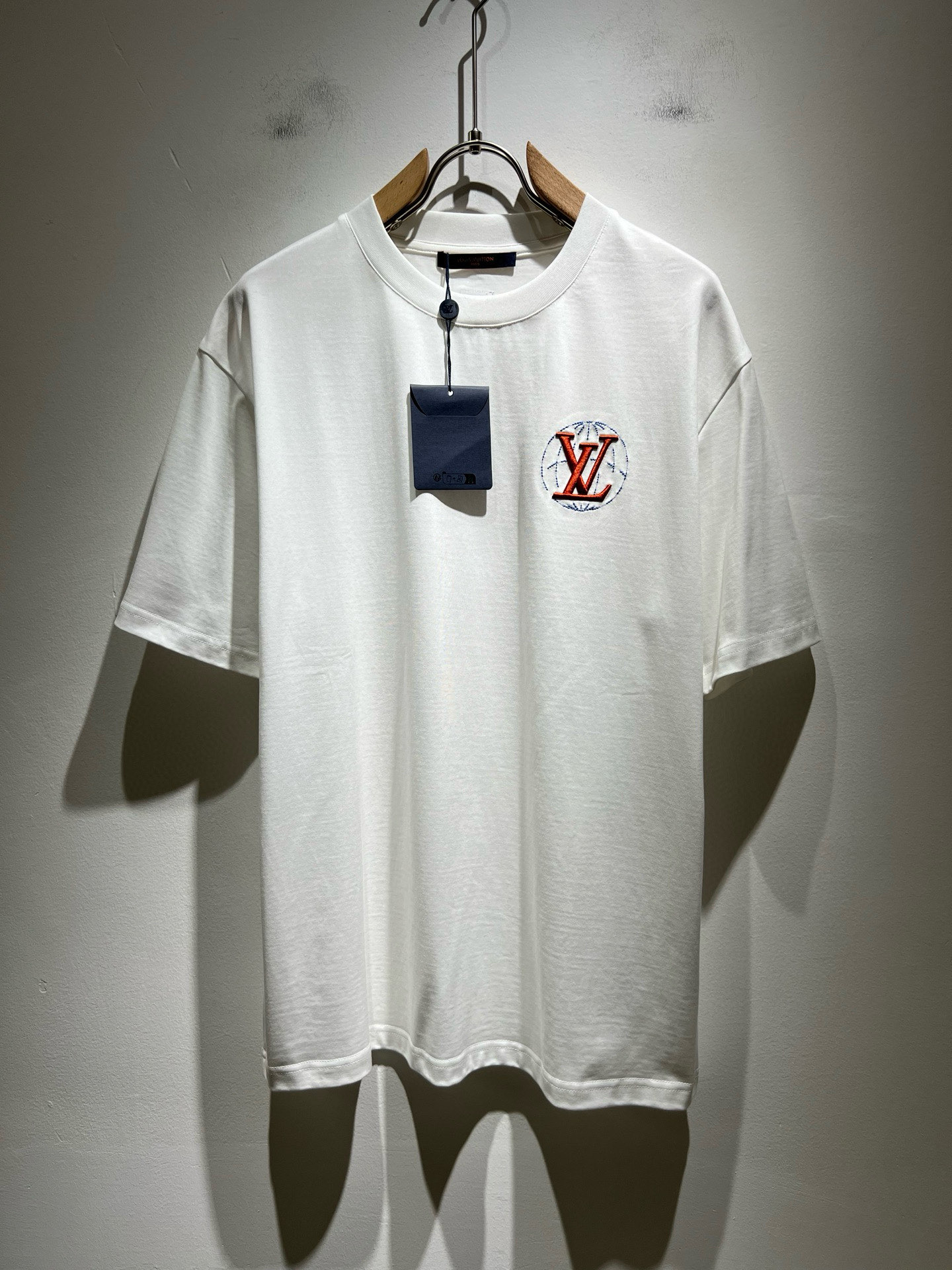 NO:473170,LouisVuitt*Louis*Deng The new series of spring and summer 2025 products are launched, a very fashionable and avant-garde short-sleeved T-shirt for men and women, with logo embroidery embroidery decoration!  Different from the past, it declares the design concept that has been passed down for many years in the brand!  Its eye-catchingness is no less than any classic style, perfectly presenting the fashionable, high-end and luxurious feeling in front of the world!  Made of imported cotton materials, selected high-quality pure cotton fabrics, soft and soft to the touch, the real thing is definitely beyond your imagination, close to the body and breathable, even if you sweat profusely, you will not feel greasy or stuffy, and will bring sweating and moisture absorption to the extreme!  Size M-3XL, louis vuitton,louis vuitton,t-shirt,tees,t-shirt,alexander wang19860909LouisVuitt*路易*登 2025春夏全新系列单品上线,非常时髦前卫的一款男女同款短袖T恤,标识logo图案刺绣修饰！区别于以往的不同,宣示品牌传承多年的设计理念！其吸睛度完全不亚于任何经典款式,将时髦高级感与奢华感完美呈现在世人眼前！客供进口全棉材质制成,精选优质纯棉面料,触感软糯亲肤细腻,实物到手绝对超乎你的想象,贴身无比舒适透气,即便是汗流浃背也不会有腻身及闷热感可言,将排汗吸湿性发挥到了极致！尺码M-3XL,,louis vuitton,louis vuitton,T-shirt,tees，t-shirt,alexander wang,Men's clothing