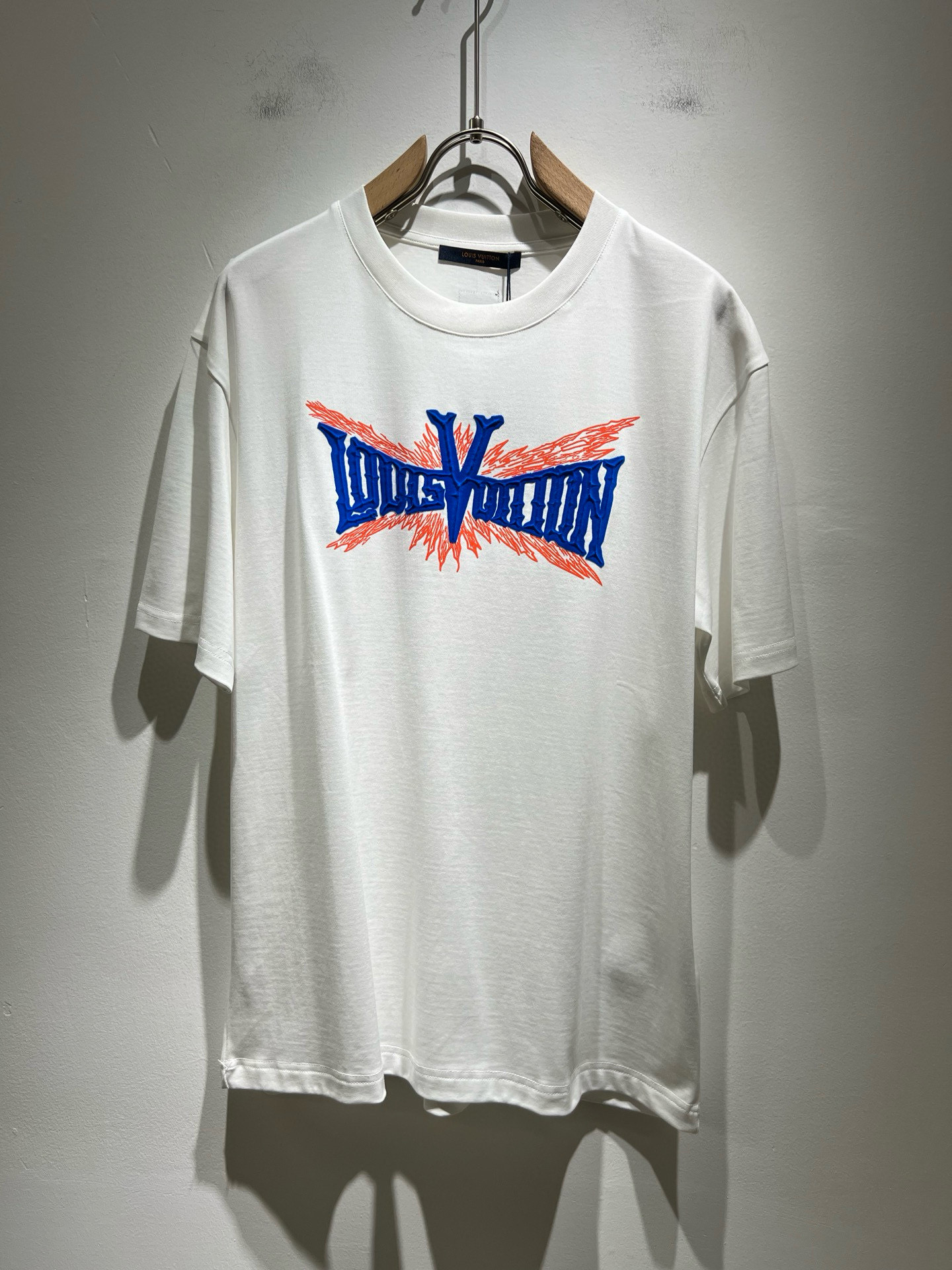 NO:473178,LouisVuitt*Louis*Deng The new series of spring and summer 2025 products are launched, a very fashionable and avant-garde short-sleeved T-shirt for men and women, with logo pattern glue pressing process modification!  Different from the past, it declares the design concept that has been passed down for many years in the brand!  Its eye-catchingness is no less than any classic style, perfectly presenting the fashionable, high-end and luxurious feeling in front of the world!  Made of imported cotton, the customer-supplied and imported cotton material is selected, with a high-quality 260g pure cotton fabric, which has a soft and soft touch, and the real thing is definitely beyond your imagination. It is extremely comfortable and breathable in close body. Even if you sweat profusely, you will not feel greasy or stuffy. It will bring sweating and moisture absorption to the extreme!  Size M-3XL, louis vuitton,louis vuitton,t-shirt,tees,t-shirt,alexander wang19860909LouisVuitt*路易*登 2025春夏全新系列单品上线,非常时髦前卫的一款男女同款短袖T恤,标识logo图案压胶工艺修饰！区别于以往的不同,宣示品牌传承多年的设计理念！其吸睛度完全不亚于任何经典款式,将时髦高级感与奢华感完美呈现在世人眼前！客供进口全棉材质制成,精选优质260g纯棉面料,触感软糯亲肤细腻,实物到手绝对超乎你的想象,贴身无比舒适透气,即便是汗流浃背也不会有腻身及闷热感可言,将排汗吸湿性发挥到了极致！尺码M-3XL,,louis vuitton,louis vuitton,T-shirt,tees，t-shirt,alexander wang,Men's clothing