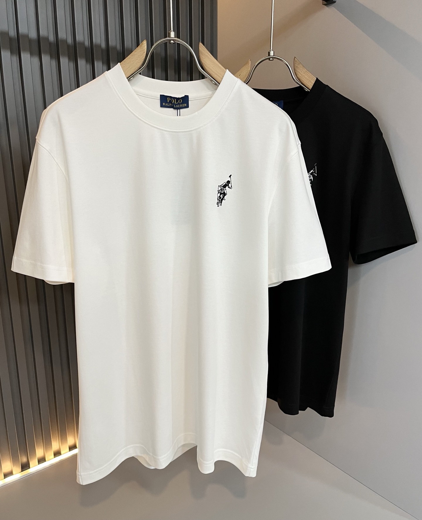 NO:478469,Paul POLOSPORT 2025 spring and summer new short-sleeved T-shirt, simple solid color and fashionable styles, many design celebrities have an inseparable sentiment for solid colors. This is a tribute to tradition and a nostalgia for mood. In fact, most of the nostalgia of the design also determines the tone of the work. The work I want to talk about today is the new work brought by~ It can be said to be a business-friendly and casual style work. The simple and iconic logo on the chest is glued!  The exquisite workmanship is worth savoring, and it can be said to be an extremely accurate and simple style tone. A simple and casual tone is already very accurate. Imported pure cotton fabrics have soft and comfortable textures. The workmanship is impeccable. They are not monotonous and more high-end. What they originally exudes is a fashionable temperament, and the soft and comfortable fabrics, the dressing experience of the whole work has gone to a higher level~ The control of style and the stone hammer of the tone is very accurate!  !  The first choice for shopping is OK~~Exclusive to the entire network, size S-2XL, T-shirt,tees, t-shirt,alexander wang19860909保罗POLOSPORT 2025春夏新款短袖T恤,简约纯色时尚款不乏有许多设计大咖们都对于纯色都有着难以割舍的情怀.这是一种对于传统的致敬,也是一种对于情调的怀旧~其实,设计的怀旧感很大部分也决定了作品的基调.今天要说的这件作品,就是由带来的新作~~可以说是一件可商务可休闲的风格作品.胸前简单标志性logo压胶设计！精致的做工值得细品,可以说是一次极为准确的简洁风定调.一种简洁&休闲的基调已经十分准确了.进口纯棉面料,质地柔软舒适.做工无可挑剔.不单调的同时更显高端.本来散发的就是一种时尚的气质,再加上其柔软舒适的面料,整件作品的穿搭体验,更上一层楼~对于风格的把控以及基调的石锤,更是非常只准确！！剁手首选好吧~~全网独家,尺码S-2XL,,T-shirt,tees，t-shirt,alexander wang,Men's clothing