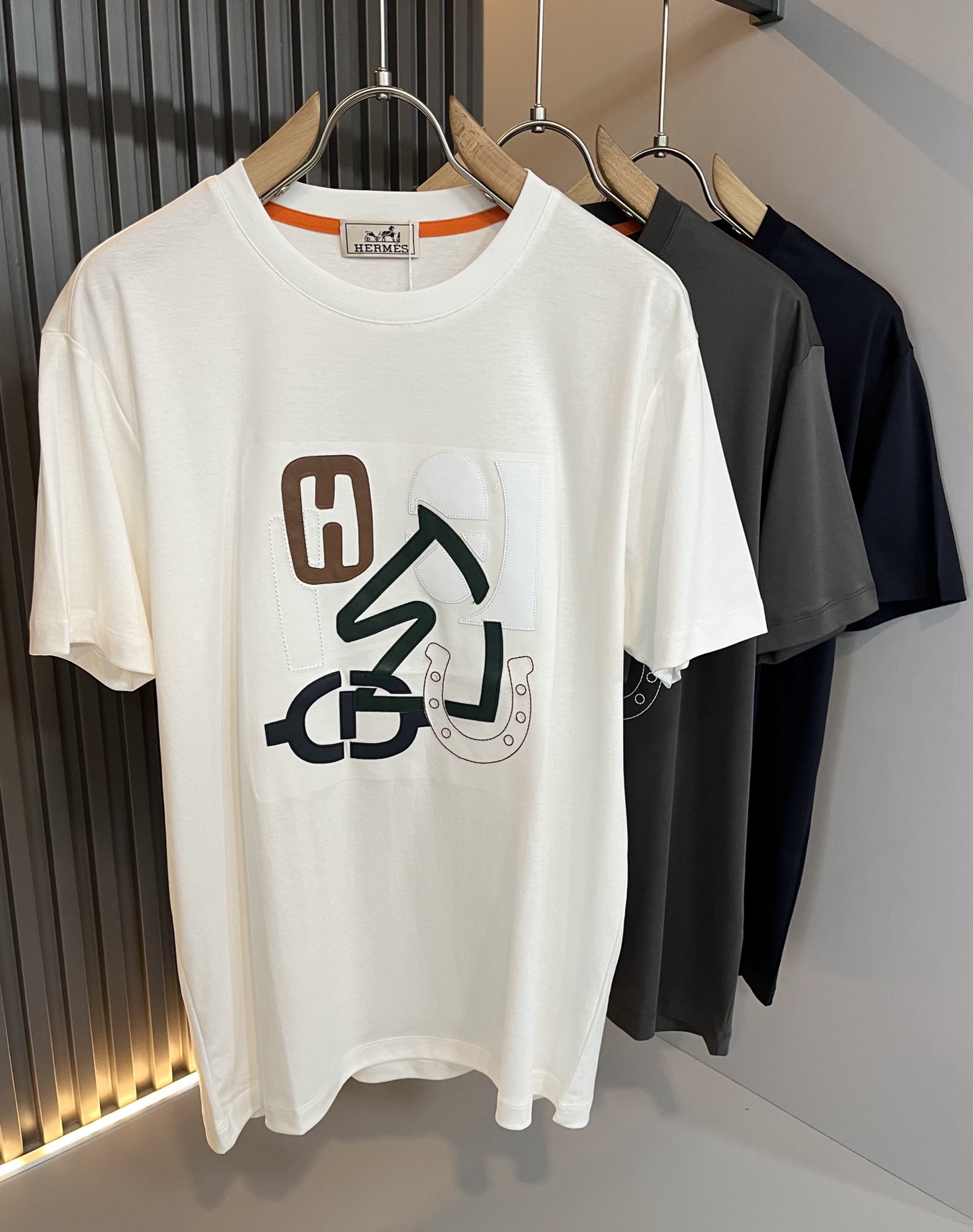 NO:480950,Her*mes 2025 spring and summer new men's short-sleeved T-shirt, a brand-new upgraded versatile basic style, low-key and luxurious, and a choice of character!  Select high-quality and selected pure cotton fabrics!  Created, enjoy a relaxed and comfortable wearing experience, with super vertical performance, the iconic logo is extremely artistic, with a very detailed craftsmanship and high recognition, showing the new brand micro-label culture!  Classic perfect layout design, precise and in place for cutting. Simple and atmospheric style, and can show fashionable charm in daily leisure life. Size M-3XL, T-shirt,tees, t-shirt,alexander wang19860909Her*mes爱*仕2025春夏新款男士短袖T恤,全新升级百搭基础款,低调奢华,品格之选！甄选优质精选纯棉面料！打造而成,享受轻松自在的穿着体验,有着超强的垂直性能 艺术感极强标志性logo皮革工艺设计,工艺细致,辨识度极高,展现全新品牌微标文化！经典完美版型设计,在裁剪上精准到位.简约大气风格,又能在日常休闲生活中展现时尚魅力.尺码M-3XL,,T-shirt,tees，t-shirt,alexander wang,Men's clothing