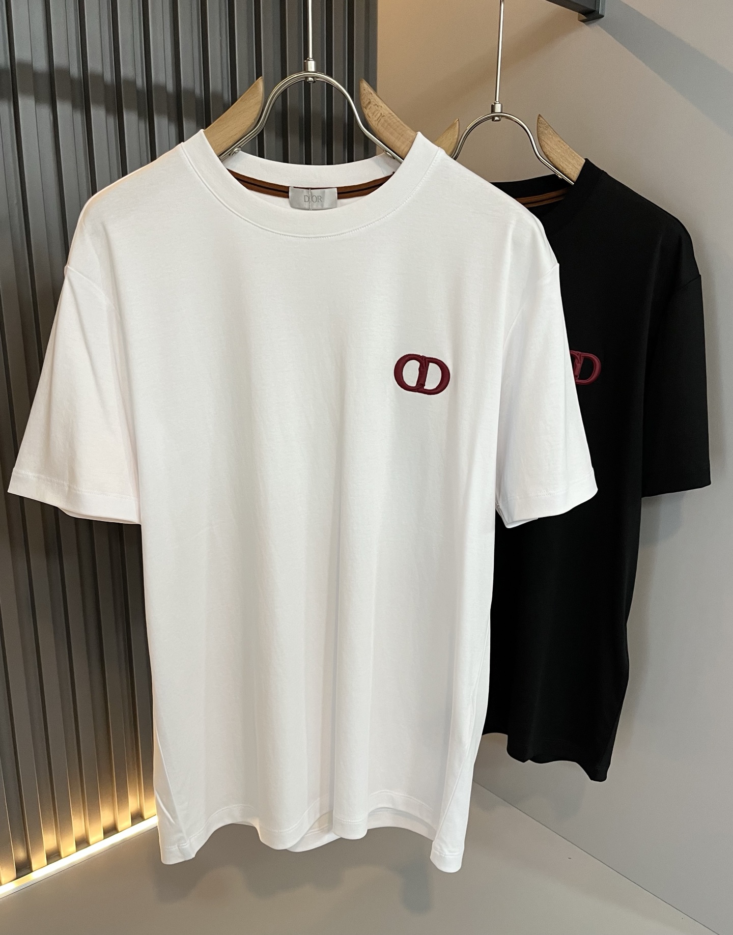 NO:478478,Dio*Dijia 2025 spring and summer new short-sleeved T-shirt for men and women, and the counter is available at the same time!  Customized exclusive 260g pure cotton fabric, customized original craft threads, chest logo pattern embroidery craft design!  Simple and generous, calm and versatile, extremely high-end, perfectly integrated with fashion and style, a top fashionable style that perfectly suits the outside wear!  The overall feeling is natural!  The ultimate classic versatile short-sleeved T-shirt is designed with the latest three-dimensional letter logo embroidery elements!  The ultimate perfection of heavy industry!  Fans who pursue high quality are please buy them by themselves, and all fans who know the goods are invited to appreciate this model together!  !  Size M-3XL, dior,dior,T-shirt,tees,t-shirt,alexander wang19860909Dio*迪家 2025春夏新款男女同款短袖T恤,专柜同步发售！定制专属260克纯棉面料,定制原版工艺螺纹,胸前logo图案刺绣工艺设计！简约大方,从容百搭,档次极高,完美融入时尚还有风情感一款完美符合外穿的顶尖时髦气质款！整体给人浑然天成的感觉！极致经典的百搭型短袖T恤,采用最新的立体字母logo刺绣元素设计！极致的重工极致的完美！追求高品质的粉丝们请自行抢购,诚邀所有识货的粉丝一同鉴赏此款！！尺码M-3XL,,dior,dior,T-shirt,tees，t-shirt,alexander wang,Men's clothing