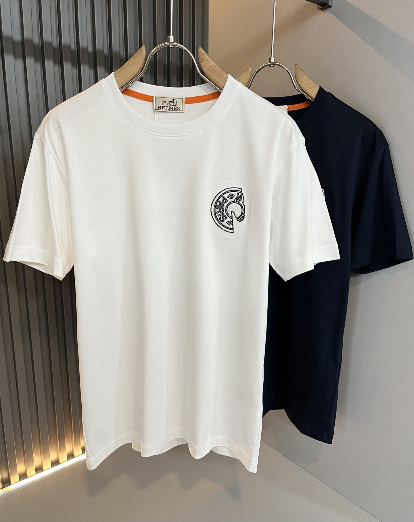 NO:480973,Her*mes 2025 spring and summer new men's short-sleeved T-shirt, a new upgraded versatile basic style, low-key and luxurious, and a choice of character!  Select high-quality and selected pure cotton fabrics!  Created, enjoy a relaxed and comfortable wearing experience, with super vertical performance, and has a strong sense of art. The iconic logo embroidery craftsmanship is designed with meticulous craftsmanship and high recognition, showing the new brand micro-label culture!  Classic perfect layout design, precise and in place for cutting. Simple and atmospheric style, and can show fashionable charm in daily leisure life. Size M-3XL, T-shirt,tees, t-shirt,alexander wang19860909Her*mes爱*仕2025春夏新款男士短袖T恤,全新升级百搭基础款,低调奢华,品格之选！甄选优质精选纯棉面料！打造而成,享受轻松自在的穿着体验,有着超强的垂直性能 艺术感极强标志性logo刺绣工艺设计,工艺细致,辨识度极高,展现全新品牌微标文化！经典完美版型设计,在裁剪上精准到位.简约大气风格,又能在日常休闲生活中展现时尚魅力.尺码M-3XL,,T-shirt,tees，t-shirt,alexander wang,Men's clothing