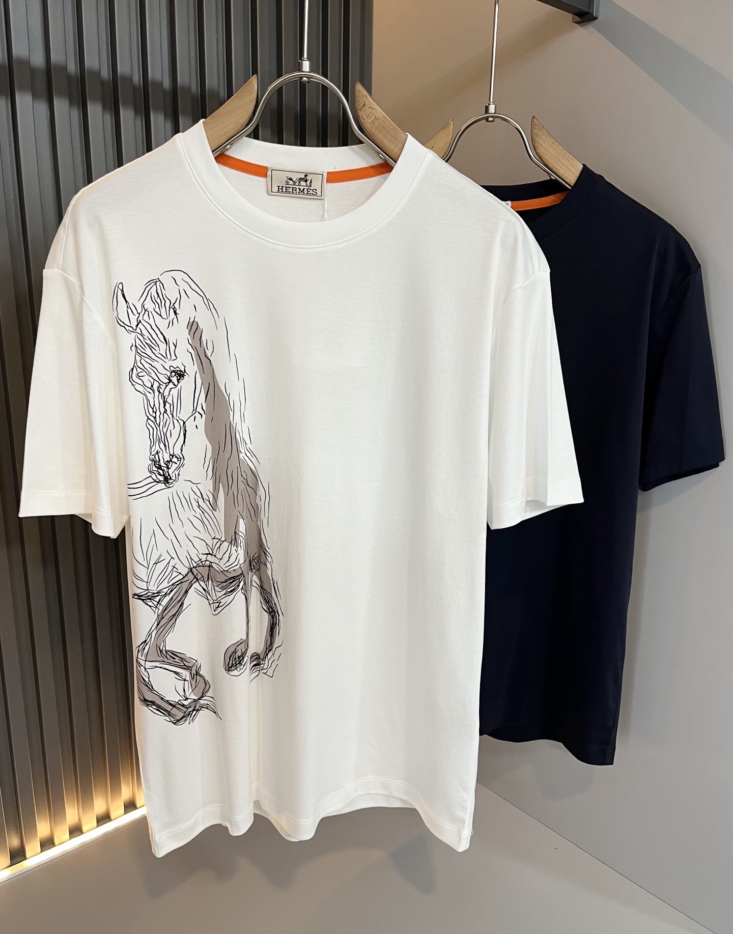 NO:497447,Her*mes 2025 spring and summer new men's short-sleeved T-shirt, a new upgraded versatile basic style, low-key and luxurious, and a choice of character!  Select high-quality and selected pure cotton fabrics!  Created, enjoy a relaxed and comfortable wearing experience, with super vertical performance, and has a strong sense of art. The iconic logo printing craftsmanship is designed with meticulous craftsmanship and high recognition, showing the new brand micro-label culture!  Classic perfect layout design, precise and in place for cutting. Simple and atmospheric style, and can show fashionable charm in daily leisure life. Size M-3XL, T-shirt,tees, t-shirt,alexander wang19860909Her*mes爱*仕2025春夏新款男士短袖T恤,全新升级百搭基础款,低调奢华,品格之选！甄选优质精选纯棉面料！打造而成,享受轻松自在的穿着体验,有着超强的垂直性能 艺术感极强标志性logo印花工艺设计,工艺细致,辨识度极高,展现全新品牌微标文化！经典完美版型设计,在裁剪上精准到位.简约大气风格,又能在日常休闲生活中展现时尚魅力.尺码M-3XL,,T-shirt,tees，t-shirt,alexander wang,Men's clothing