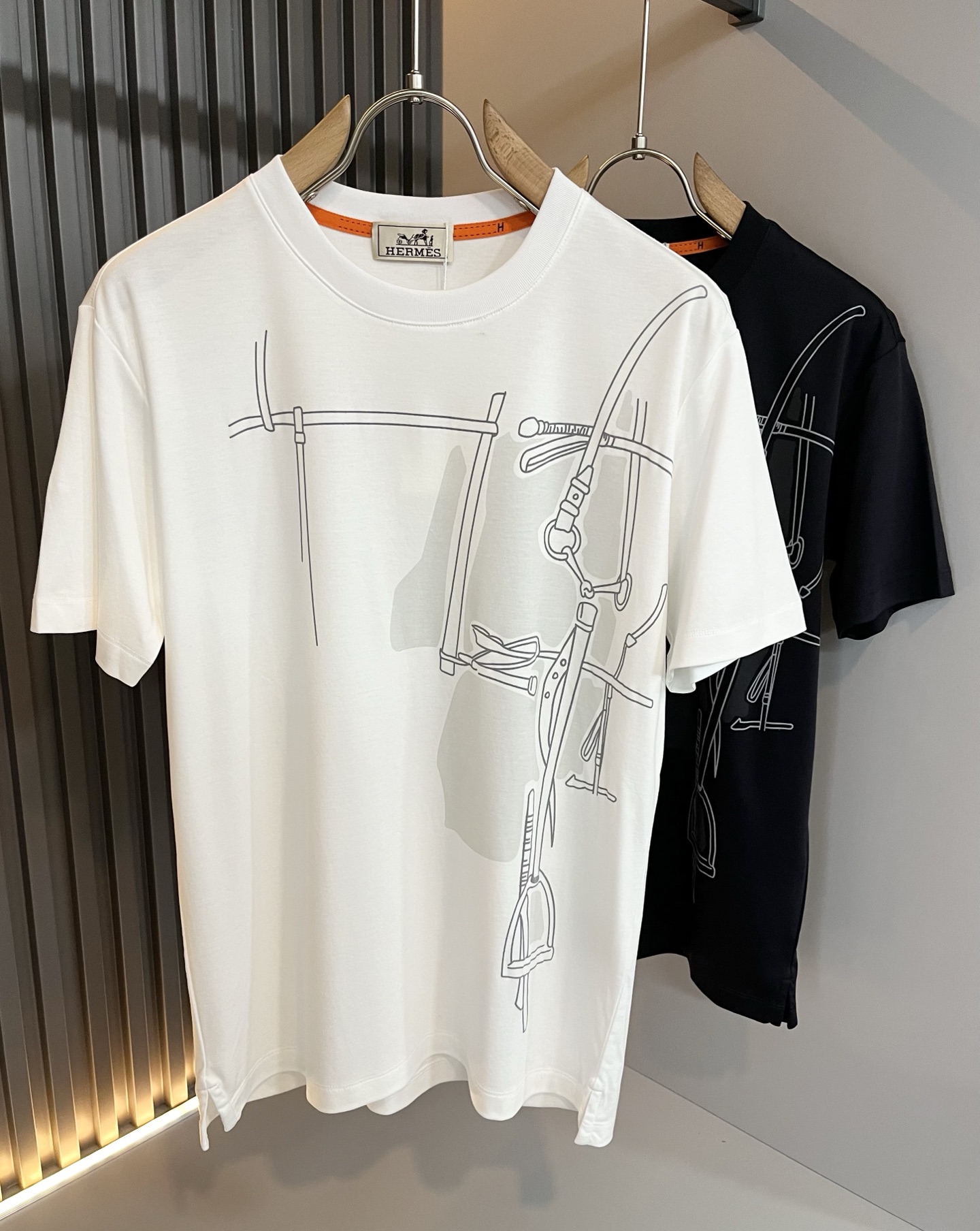 NO:497499,Her*mes 2025 spring and summer new men's short-sleeved T-shirt, a new upgraded versatile basic style, low-key and luxurious, and a choice of character!  Select high-quality and selected pure cotton fabrics!  Created, enjoy a relaxed and comfortable wearing experience, with super vertical performance, and has a strong sense of art. The iconic logo printing craftsmanship is designed with meticulous craftsmanship and high recognition, showing the new brand micro-label culture!  Classic perfect layout design, precise and in place for cutting. Simple and atmospheric style, and can show fashionable charm in daily leisure life. Size M-3XL, T-shirt,tees, t-shirt,alexander wang19860909Her*mes爱*仕2025春夏新款男士短袖T恤,全新升级百搭基础款,低调奢华,品格之选！甄选优质精选纯棉面料！打造而成,享受轻松自在的穿着体验,有着超强的垂直性能 艺术感极强标志性logo印花工艺设计,工艺细致,辨识度极高,展现全新品牌微标文化！经典完美版型设计,在裁剪上精准到位.简约大气风格,又能在日常休闲生活中展现时尚魅力.尺码M-3XL,,T-shirt,tees，t-shirt,alexander wang,Men's clothing