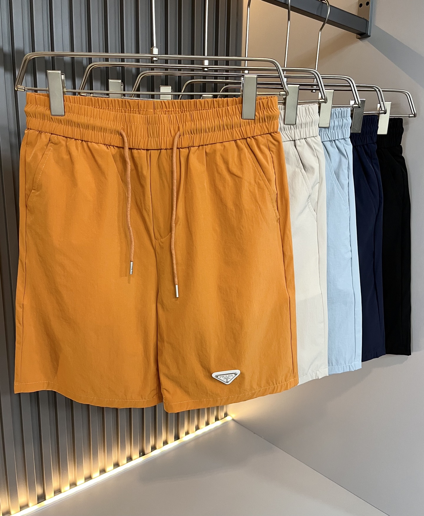 NO:475566,PRA*DA Pu*da 2025 spring and summer new men's casual shorts, a high-end quality choice... A versatile trousers that combine casual pants is also an indispensable matching tool in men's wardrobe. It is a classic style with practical wear!  The design style of the whole casual pants is simple and fashionable, which is very consistent with the low-luxury style setting, has excellent skin-friendly value, is easy to wear, and is full of detail!  Classic logo logo pattern hardware design!  This trousers are made of high-quality canvas cotton fabric. The fabric is comfortable, soft and delicate, and has a good vertical feeling. It looks very textured and has a high-end charm. The first-class and exquisite style cut, the line is delicate, smooth and neat, and the casual and casual pants look good no matter how you match it. If you like it, buy it now. Good products are not waiting for anyone!  Size M-2XL, prada, shorts, alexander wang19860909PRA*DA普*达 2025春夏新款男士休闲短裤,高端品质之选……一款休闲裤兼备的百搭裤装,也是男士衣橱里不可缺少的搭配神器,属于实穿型的经典款式！整条休闲裤的设计风格简洁时尚,非常符合低奢的风格设定,亲肤值优越,穿着方便,细节感十足！经典标识logo图案五金设计！此款裤装采用优质帆布棉面料打造而成,面料舒服,手感柔软细腻,有着很好的垂直感,看上去非常有质感,细品高级韵味十足.一流精湛的版型裁剪,走线细致平顺工整,休闲随意怎么搭配都好看的裤装,喜欢的赶紧入手吧,好货可不等人！尺码M-2XL,,prada,shorts,alexander wang,Men's clothing