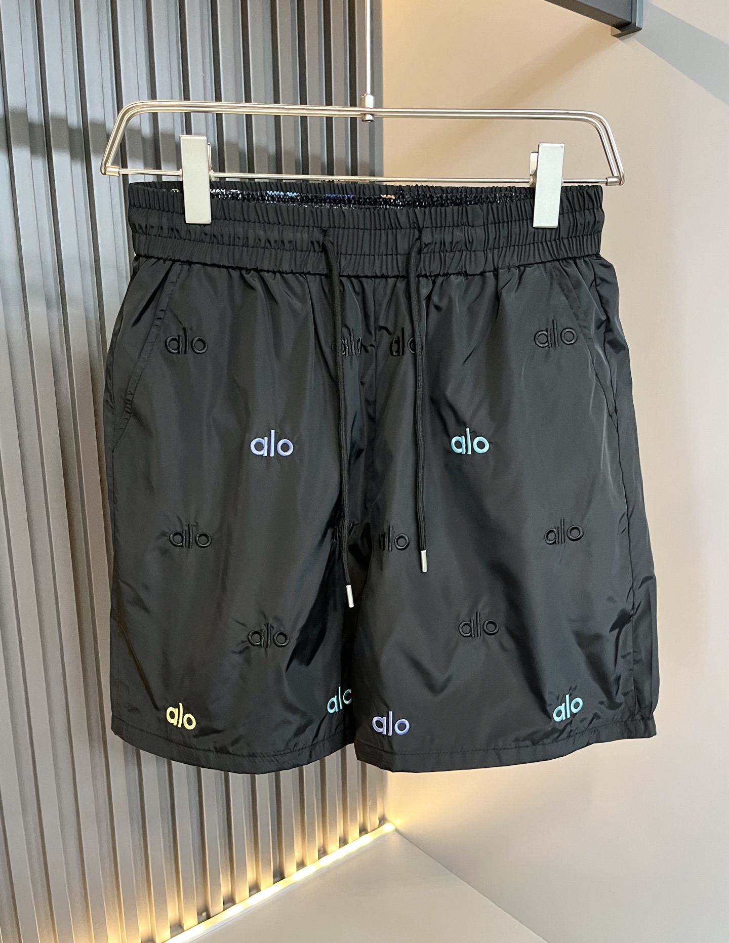 NO:475572,Alo 2025 spring and summer new men's casual shorts, a high-end quality choice... A versatile trousers that combine casual pants are also an indispensable matching tool in men's wardrobe. It is a classic style with practical wear!  The design style of the whole casual pants is simple and fashionable, which is very consistent with the low-luxury style setting, has excellent skin-friendly value, is easy to wear, and is full of detail!  Classic logo embroidery pattern design!  This trousers are made of high-quality polyester fiber fabric. The fabric is comfortable, soft and delicate, and has a good vertical feeling. It looks very textured and has a high-end charm. The first-class and exquisite style cutting, the line is delicate, smooth and neat, and the casual and casual pants look good no matter how you match it. If you like it, buy it now. Good products are not waiting for anyone!  Size M-3XL, shorts, alexander wang19860909Alo 2025春夏新款男士休闲短裤,高端品质之选……一款休闲裤兼备的百搭裤装,也是男士衣橱里不可缺少的搭配神器,属于实穿型的经典款式！整条休闲裤的设计风格简洁时尚,非常符合低奢的风格设定,亲肤值优越,穿着方便,细节感十足！经典标识logo刺绣图案设计！此款裤装采用优质聚酯纤维面料打造而成,面料舒服,手感柔软细腻,有着很好的垂直感,看上去非常有质感,细品高级韵味十足.一流精湛的版型裁剪,走线细致平顺工整,休闲随意怎么搭配都好看的裤装,喜欢的赶紧入手吧,好货可不等人！尺码M-3XL,,shorts,alexander wang,Men's clothing