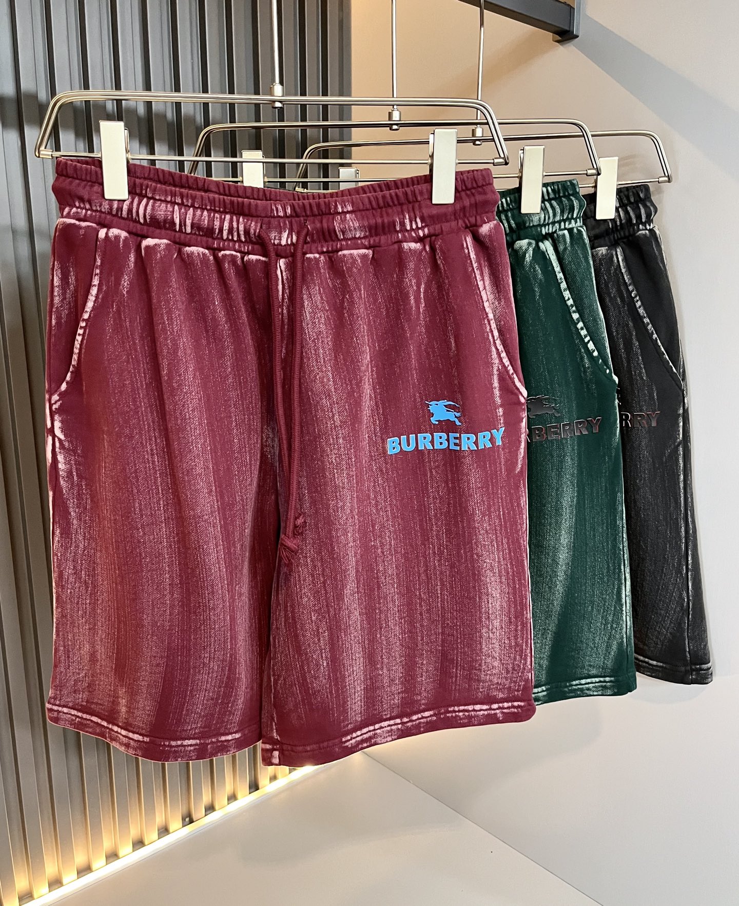 NO:475616,BURBER*Y Ba*li 2025 spring and summer new casual versatile men and women's same casual shorts!  Trading companies have sparse channels and are released on the official website at the same time!  Logo logo pattern glue press design!  This T-shirt is made of imported pure cotton. The materials used by B are still unscrupulous. It is very suitable for wearing in summer. It is skin-friendly and breathable, giving you the most comfortable and comfortable wearing experience!  Very textured and breathable, with a loose basic style cut, perfect for daily casual wear, so hurry up and buy it!  Size S-XL, Burberry, shorts, tees, t-shirt, alexander wang19860909BURBER*Y巴*莉 2025春夏新款休闲百搭男女同款休闲短裤！贸易公司渠道稀出,同步官网发售！标识logo图案压胶设计！此款T恤衫甄选客供进口纯棉材质制作而成,B家的用料上依然是无法挑剔的,非常适合夏日里穿着,亲肤透气、给你最极致舒爽的穿着体验！ 非常有质感透气,基础宽松版型裁剪,日常休闲着穿的完美之选,还不赶紧入手！尺码S-XL,,burberry,shorts,tees，t-shirt,alexander wang,Men's clothing