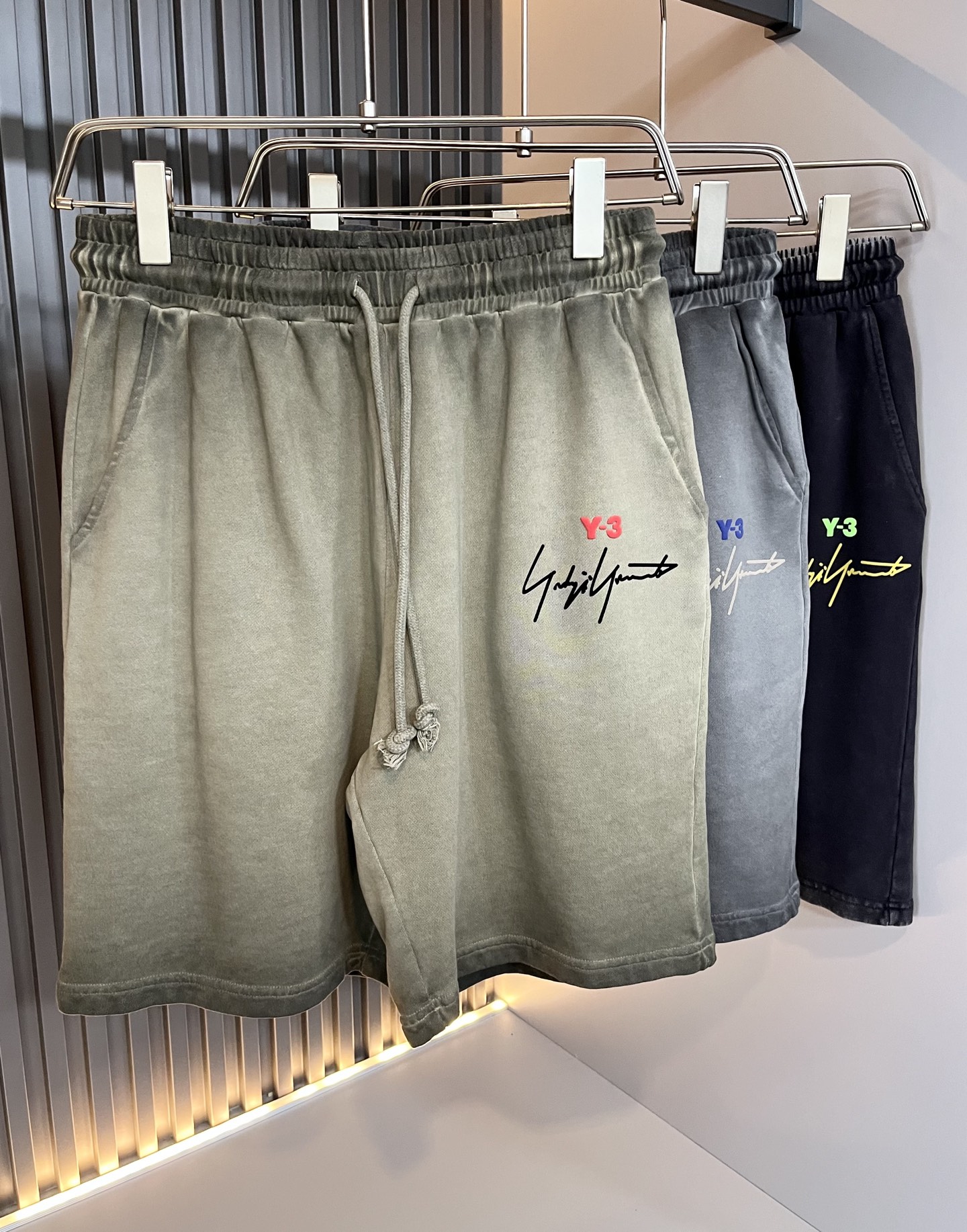 NO:475609,Y- 3 Yamamoto *Yoji New spring and summer products for men and women, casual sports shorts for men and women, customized pure cotton fabric!  The upper body feels very comfortable. You must have it on the street, and the counter is synchronized. Fashionable men's fashionable Y-3 logo printing design!  Trading company channel, very suitable for wearing in the current season, with a fashionable and stylish upper body and full of energy!  The fabric feels delicate and silky, and the light texture brings you the ultimate wearing experience, without any weight bearing, and is also extremely breathable and quick-drying. It is a great choice in the hot summer!  The luxurious and attractive color scheme is full of the atmosphere of a big brand, the visual effect is unparalleled, the color fastness is impeccable, and the unique words bring more eye-catching fashion charm to the clothing!  The precise three-dimensional style is cut, and the upper body is super fashionable and stylish, creating a different street sports style!  Size S-XL, shorts, alexander wang19860909Y- 3山本*耀司 春夏新品男女同款休闲运动短裤,定制纯棉面料！上身舒适感非常好.炸街必须要拥有它,专柜同步.潮男时尚Y-3标志印花设计！贸易公司渠道,非常适合当下季节穿着,上身时尚有型,精气神十足！面料手感细腻丝滑,轻薄的质感给你带来极致的穿着体验,毫无负重感,同时也极具强大的透气速干性,真是炎炎夏日里的绝佳之选！奢华耐看的配色充满了大牌气息,视觉效果无与伦比,色牢度更是无懈可击,独特的字样更是为套服饰带来了更为养眼的时尚魅力值！精准立体的版型裁剪,上身超级时髦有型,打造出不一样的街头运动范儿！尺码S-XL,,shorts,alexander wang,Men's clothing