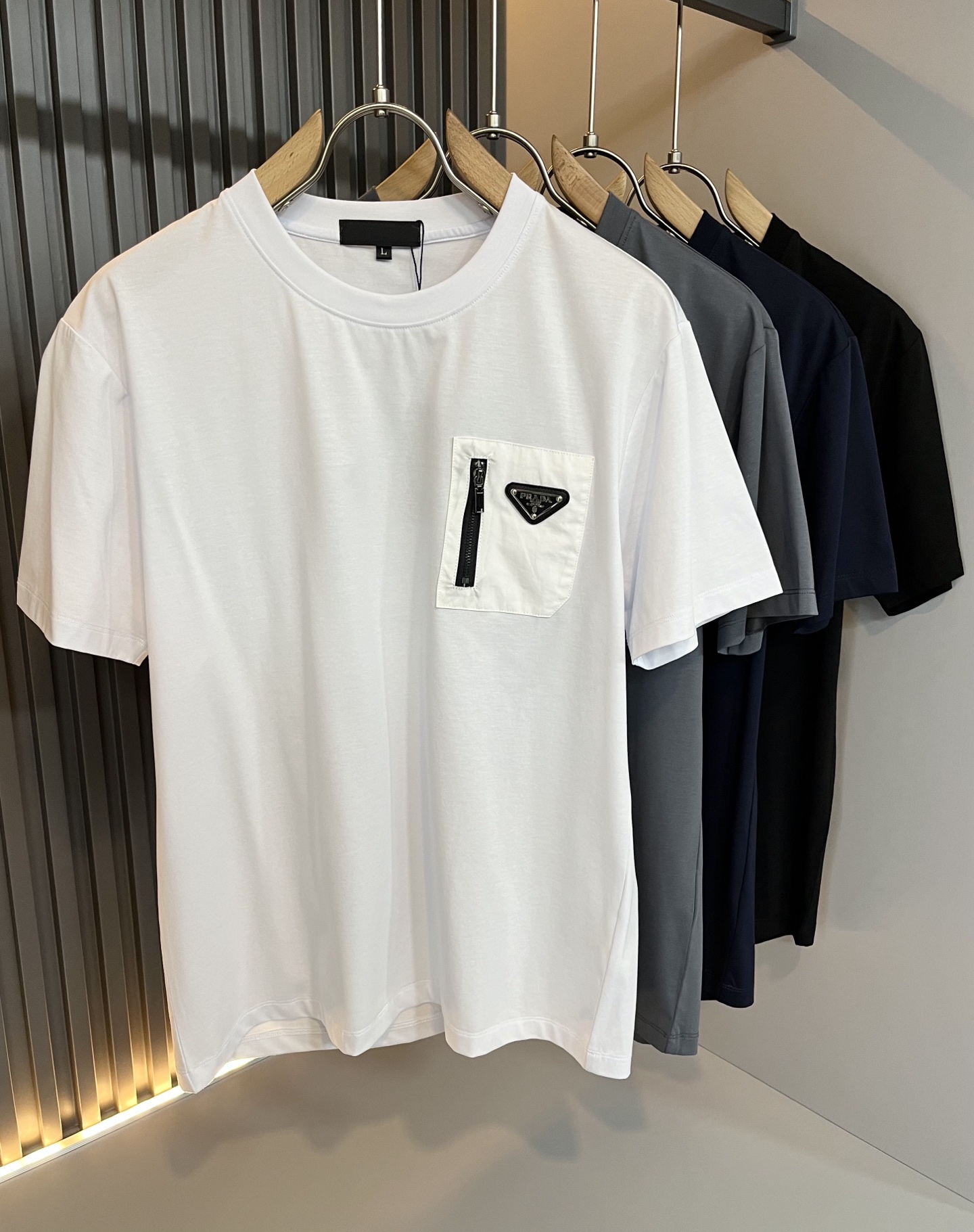 NO:478487,PRAD*A Pu*da 2025 spring and summer new short-sleeved T-shirt for men and women, the latest model is exclusively available on the entire network!  !  ~ It is classic and fashionable and versatile, who doesn’t like it? It will show the classic again. It is very pleasing to the eye and comes with a low luxury halo and recognition!  Pr*da's traditional brand concept and modern advanced technology are perfectly combined. Coupled with the extremely modern and simple design, P's exclusive pocket logo pattern hardware design!  Customized 100% imported pure cotton fabric!  The texture of this model is quite touching, the specifications and grades are known with tentacles. The degree of delicateness and breathability are top-notch!  Size M-4XL, prada, T-shirt,tees, t-shirt,alexander wang19860909PRAD*A普*达2025春夏新款男女同款短袖T恤,最新款全网独家首上！！~既经典有时尚百搭,谁不爱啊,将经典再次展现,非常的耐看,自带低奢光环与辨识度！Pr*da传统的品牌理念和现代化的先进技术进行了完美结合.加上极其现代摩登风范的简约设计,p家专属口袋logo图案五金设计！定制百分百进口纯棉面料！此款的质感相当感人 触手便知规格档次 细腻程度与透气效果堪称顶级！尺码M-4XL,,prada,T-shirt,tees，t-shirt,alexander wang,Men's clothing