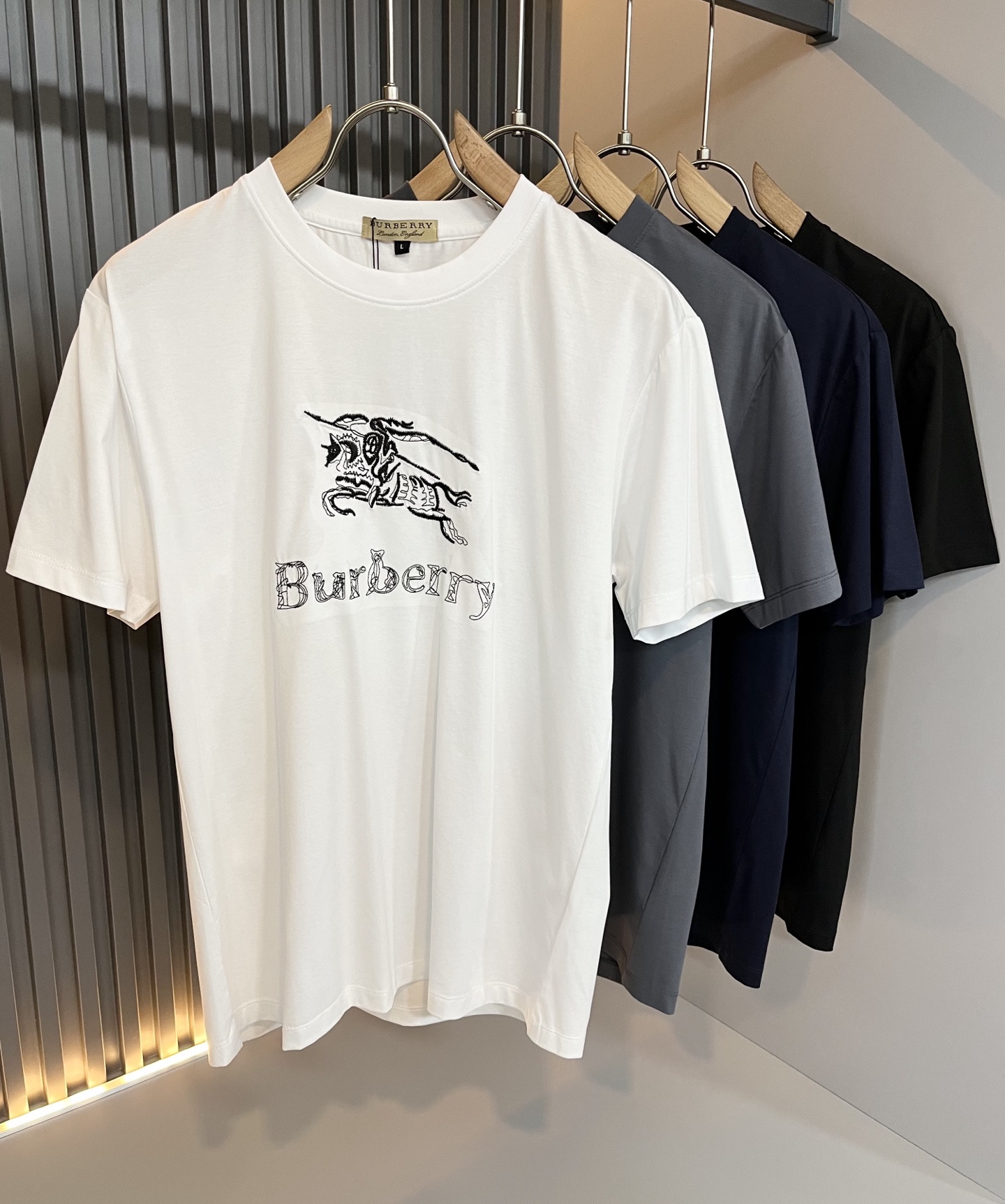 NO:478443,BURBER*Y Ba*li's new spring and summer 2025 short-sleeved T-shirt for men and women, is coming, and is made of a popular environmentally friendly pure cotton fabric recently. It is a high-end outdoor sports and leisure series, which is very popular in sports!  BUR's latest special material, logo logo pattern embroidery design!  Fabric is also called memory cloth, which refers to fabrics with morphological memory functions. It instantly kills all versions on the market. It can only be said that it is not a level at all. Whether it is material, detail restoration and craftsmanship, you are not afraid of any challenges. Just to contribute wonderful products to everyone. As always, it is consistent. A style that implements the core concept of BUR will be closely tied to fashion, always maintaining perfection, a simple but not simple design style that perfectly meets the outfit you need in daily life. Size: M-4XL, burberry, T-shirt, tees, t-shirt, alexander wang19860909BURBER*Y巴*莉2025春夏新品男女同款短袖T恤,重磅来袭,最近比较火热的环保纯棉面料制作而成,高端户外运动休闲系列,非常火热运动风潮！BUR最新研发的特殊材质,标志logo图案刺绣设计！面料也叫记忆布,是指具有形态记忆功能的面料,秒杀市面上一切版本,只能说根本就不是一个级别的存在,不管是材质还是细节还原度以及工艺制作方面,不惧任何挑战,只为给大家奉献绝妙产物一如既往,始终如一,贯彻了BUR核心理念的一个款式将与时尚紧紧的捆绑在一起,时刻保持完美,简约而不简单的的设计风格,完美的满足了你日常所需要的穿搭.尺码:M-4XL,,burberry,T-shirt,tees，t-shirt,alexander wang,Men's clothing