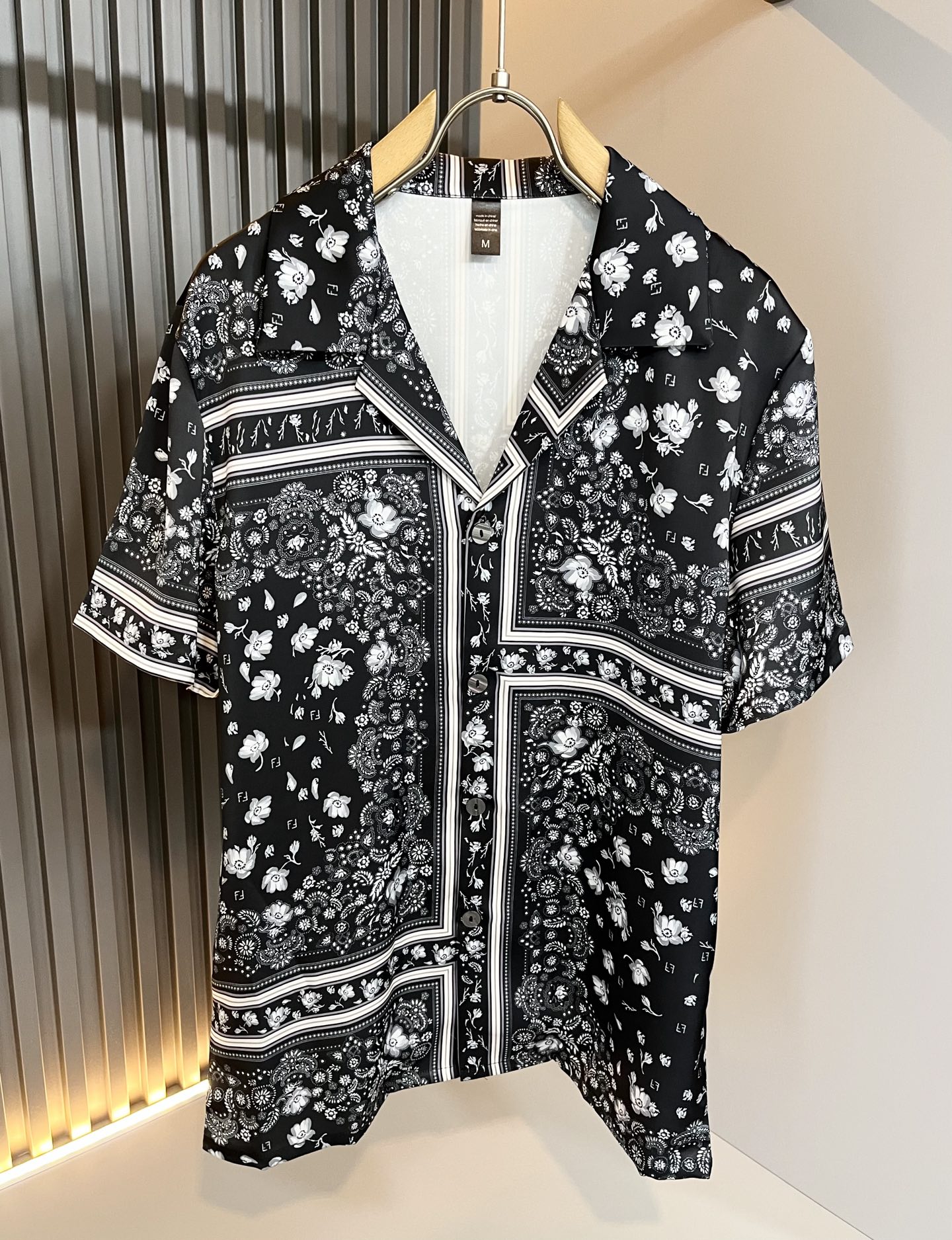 NO:478496,FEN*I 2025 spring and summer new men and women pajamas set, original Italian orders, popular FD family items, representative and full of specifications, boutiques that all FD fans are worth buying!  Pure Yidian channel orders, high-end and popular products from the FD family, very popular items at the moment, and the panoramic iconic FF letter logo decoration!  High-end goods worth keeping and giving away to others!  The most classic BUGS series of styles in the FD family are trendy and beautiful, with a full sense of trend, with a very high level and specifications. It uses a very classic two-color combination, giving people a strong visual impact and a very high recognition. It is top-quality exclusive pure cotton fabric, created with a soft, delicate and comfortable touch, and has a very high-end and classy quality!  Perfectly interprets the charm of the brand and leaves a deep impression. It is more fashionable and charming. It has simple, elegant and fashionable upper body, and is even more stressful for outfits!  The inner wear alone is very delicious and beautiful scenery that cannot be ignored!  Size M-3XL, fendi,dior,alexander wang19860909FEN*I 芬*迪 2025春夏新款男女同款睡衣套装,意大利原厂订单,FD家族人气单品,代表性十足,规格感十足的精品,所有FD粉丝都值得抢购的精品！纯正意代渠道订单,FD家族的高奢人气爆款产物,当下十分火爆的单品,全景标志性FF字母标识logo修饰！值得自留和送人的高端货！FD家族最为经典的BUGS系列款式单品,新潮又好看,潮流气息感十足,档次规格感极高,并且采用十分经典的双色搭配,给人的视觉冲击感相当强烈,有着极高的辨识度,顶级专属纯棉面料,打造,触感柔软细腻舒适,品相相当高级有档次！完美诠释品牌魅力,给人留下深刻印象.更具时尚与韵味,上身简约大方时尚,对于穿搭更是毫无压力！单穿内搭都极有味道,不可忽视的靓丽风景线！ 尺码M-3XL,,fendi,dior,alexander wang,Men's clothing