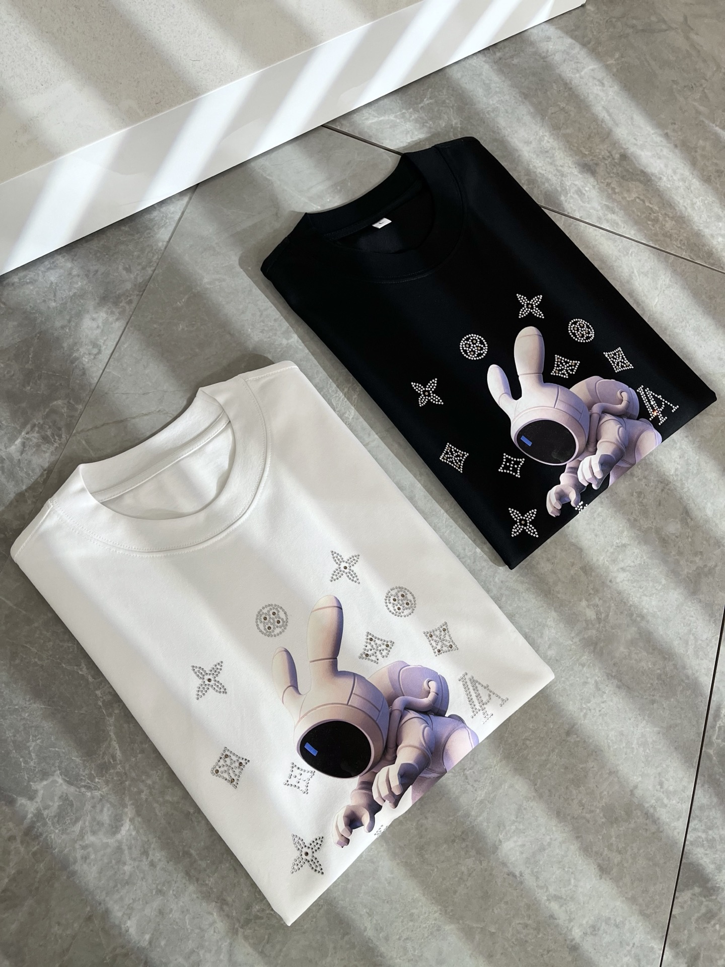 NO:480942,LouisVuitt*Louis*Deng The new series of spring and summer 2025 products are launched, a very fashionable and avant-garde short-sleeved T-shirt for men and women, with logo logo pattern printed iron diamond decoration!  Different from the past, it declares the design concept that has been passed down for many years in the brand!  Its eye-catchingness is no less than any classic style, perfectly presenting the fashionable, high-end and luxurious feeling in front of the world!  Made of imported cotton materials, selected high-quality pure cotton fabrics, soft and soft to the touch, the real thing is definitely beyond your imagination, close to the body and breathable, even if you sweat profusely, you will not feel greasy or stuffy, and will bring sweating and moisture absorption to the extreme!  Size M-4XL, louis vuitton,louis vuitton,t-shirt,tees,t-shirt,alexander wang19860909LouisVuitt*路易*登 2025春夏全新系列单品上线,非常时髦前卫的一款男女同款短袖T恤,标识logo图案印花烫钻修饰！区别于以往的不同,宣示品牌传承多年的设计理念！其吸睛度完全不亚于任何经典款式,将时髦高级感与奢华感完美呈现在世人眼前！客供进口全棉材质制成,精选优质纯棉面料,触感软糯亲肤细腻,实物到手绝对超乎你的想象,贴身无比舒适透气,即便是汗流浃背也不会有腻身及闷热感可言,将排汗吸湿性发挥到了极致！尺码M-4XL,,louis vuitton,louis vuitton,T-shirt,tees，t-shirt,alexander wang,Men's clothing