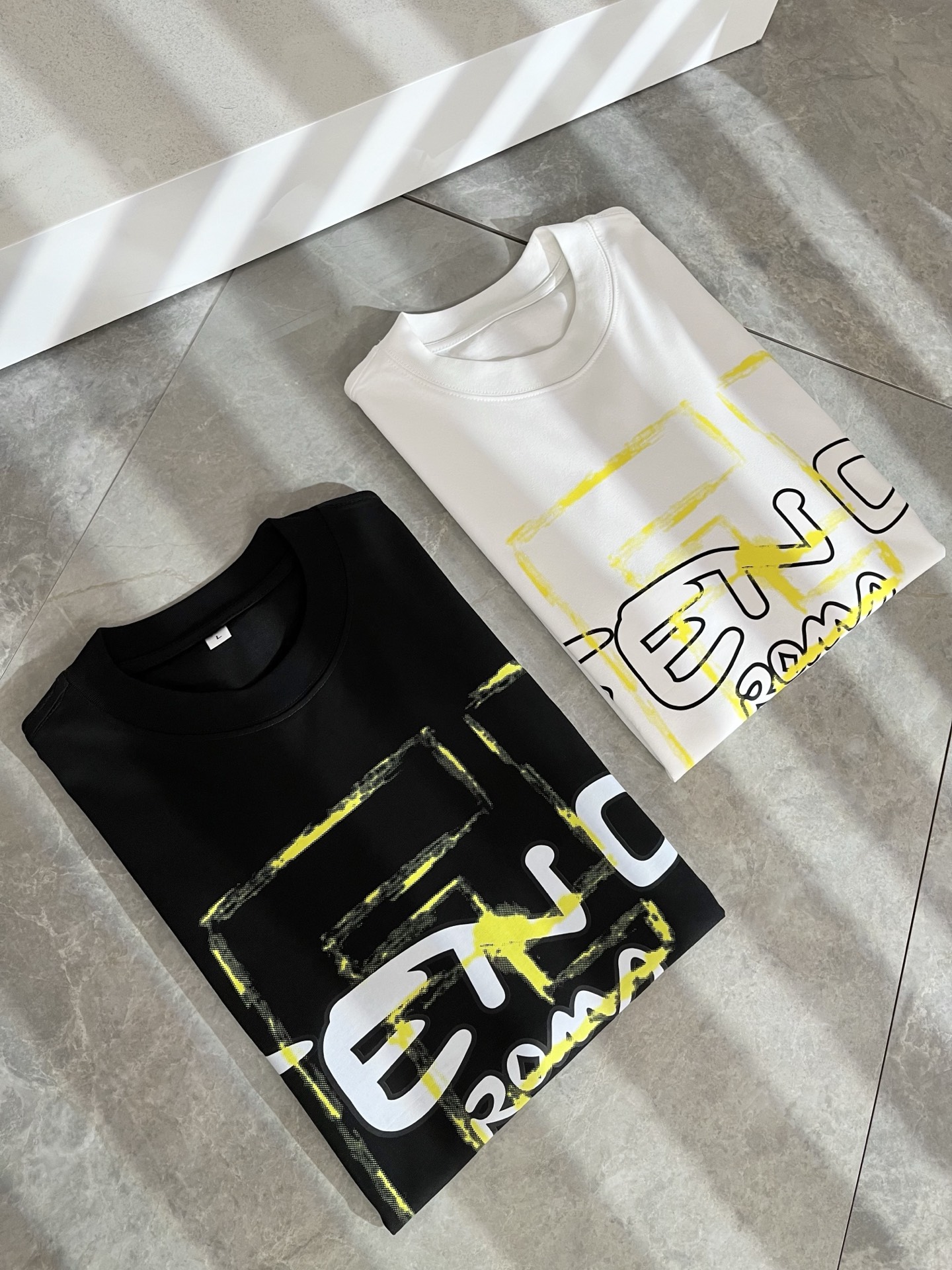 NO:480936,FEN*I FEN*Di's new spring and summer 2025 FD family FF men and women short-sleeved T-shirt, versatile and minimalist short-sleeved shirts for men and women. Original Italian orders, popular FD family items, simple and pure colors. The FD family's enduring iconic products, high-quality products with full representation and full specifications, and high-quality products that all FD fans are worth buying!  Pure Yidian channel orders, high-end and popular products from the FD family, very popular items at the moment, and iconic letter logo pattern glue-on modification!  High-end goods worth keeping and giving away to others!  It has a trendy and trendy atmosphere, a very high level and specification, and uses a very classic black and white combination, giving people a strong visual impact and a very high recognition. It is top-quality exclusive pure cotton fabric, created with a soft, delicate and comfortable touch, and has a very high-end and classy appearance!  Perfectly interprets the charm of the brand and leaves a deep impression. It is more fashionable and charming. It has simple, elegant and fashionable upper body, and is even more stressful for outfits!  The inner wear alone is very delicious and beautiful scenery that cannot be ignored!  Size M-4XL, fendi,dior,T-shirt,tees,t-shirt,alexander wang19860909FEN*I 芬*迪2025春夏新款FD家族FF男女同款短袖T恤,男女同款百搭极简短袖.意大利原厂订单,FD家族人气单品,简约纯色系打造.FD家族经久不衰的标志性臻品,代表性十足,规格感十足的精品,所有FD粉丝都值得抢购的精品！纯正意代渠道订单,FD家族的高奢人气爆款产物,当下十分火爆的单品,标志性字母logo图案压胶修饰！值得自留和送人的高端货！新潮潮流气息感十足,档次规格感极高,并且采用十分经典的的黑白双色搭配,给人的视觉冲击感相当强烈,有着极高的辨识度,顶级专属纯棉面料,打造,触感柔软细腻舒适,品相相当高级有档次！完美诠释品牌魅力,给人留下深刻印象.更具时尚与韵味,上身简约大方时尚,对于穿搭更是毫无压力！单穿内搭都极有味道,不可忽视的靓丽风景线！ 尺码M-4XL,,fendi,dior,T-shirt,tees，t-shirt,alexander wang,Men's clothing