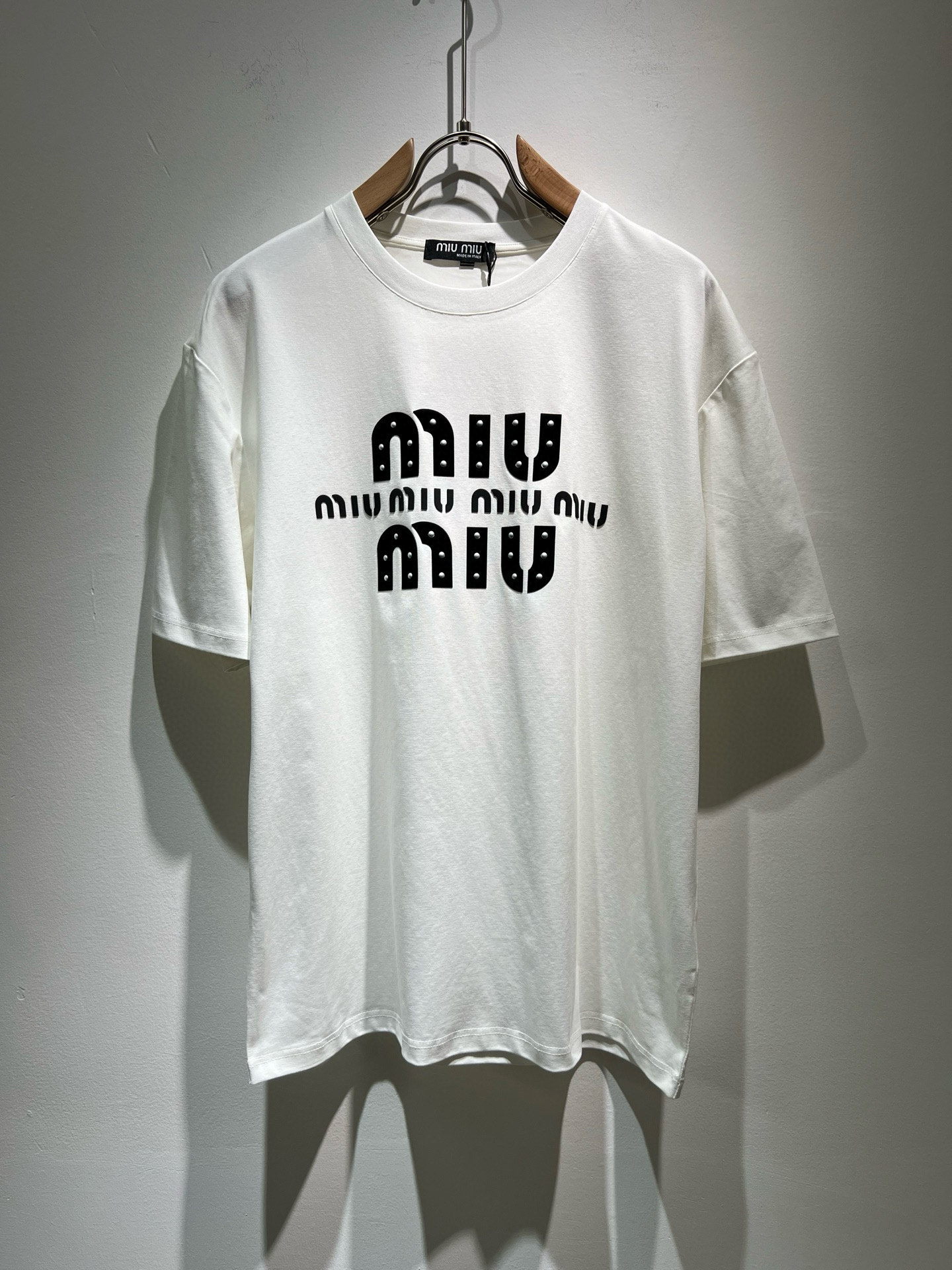 NO:475698,MIUMIU Miserable 2025 Spring and Summer New Men and Women's Same Short-sleeved T-shirt, the latest brand design elements!  Neither monotonous nor complicated, it shows taste just right!  Customer-supplied top-level glue press logo design!  Comfortable, sweat-absorbing and breathable, the unique high-end fabric presents a simple and elegant temperament!  Logo print design on the chest!  Full three-dimensional! Standard cutting design!  Every detail is a synchronized with high-end fashion. Size: M-3XL, miumiu, T-shirt, tees, t-shirt, alexander wang19860909MIUMIU 谬谬2025春夏新款男女同款短袖T恤,品牌最新设计元素！既不单调也不复杂,恰到好处的展现品味！客供顶级压胶logo设计！舒适吸汗透气根本不在话下,面料独具的高奢感呈现简约优雅气质！胸前logo印花设计！饱满立体!标准裁剪设计！每一处细节都是与高端时尚同步的体现.尺码:M-3XL,,miumiu,T-shirt,tees，t-shirt,alexander wang,Men's clothing