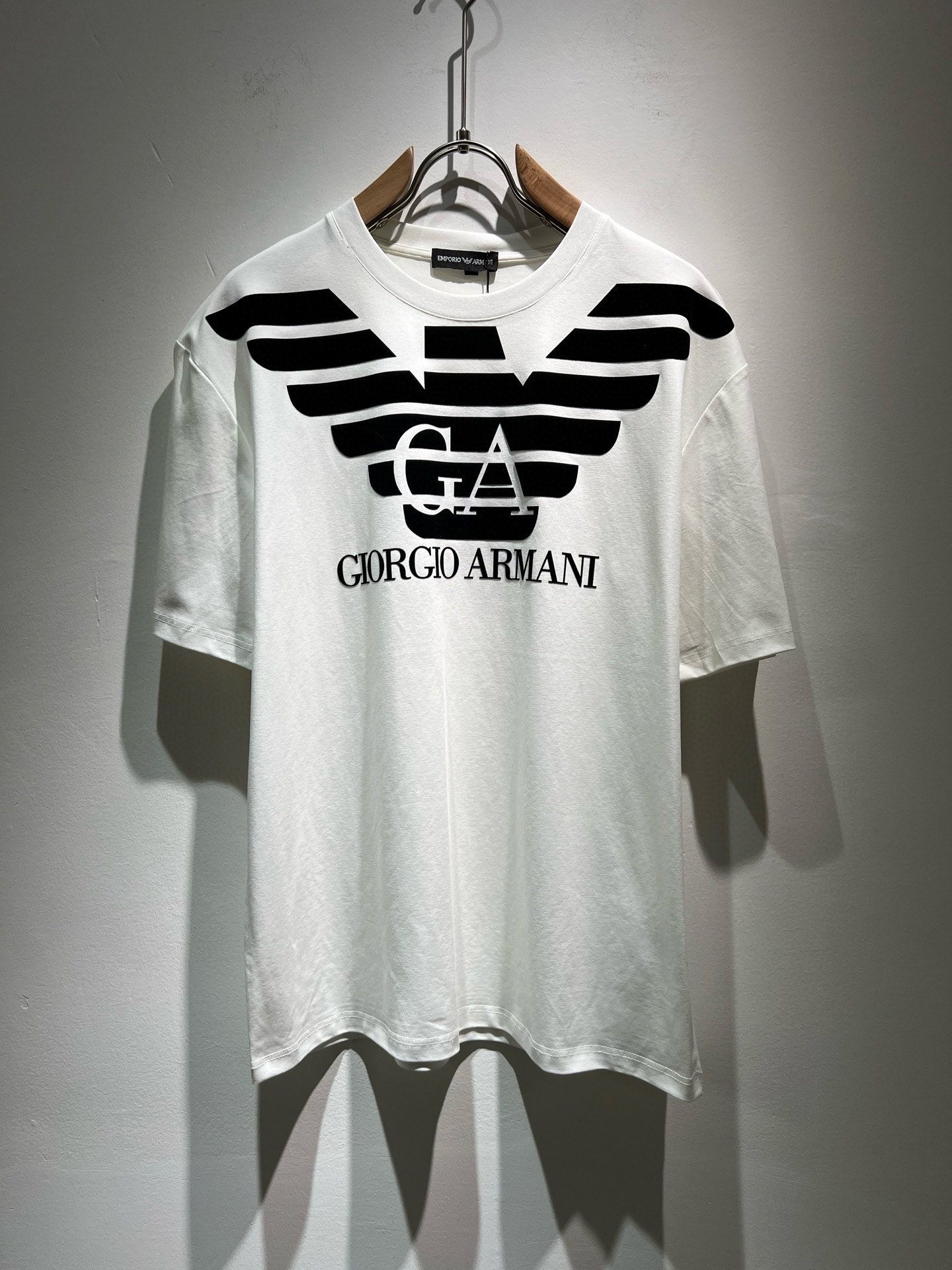 NO:475718,Arman A*ni's new spring and summer 2025 men and women's same casual short-sleeved T-shirt, original single OEM factory order, logo velvet design!  The simple design is exquisite and elegant, amazing!  Customized original exclusive pure cotton fabric, soft and delicate feel, super comfortable on the upper body, and ultimately enjoy wearing!  Inheriting the classic styles of the past, the upper body effect comes naturally, and simple outfits do not require too many accessories. It can easily create a fashionable feeling, and the return rate will also increase. Get it at a speed!  Size M-3XL, Armani, T-shirt,tees, t-shirt,alexander wang19860909Arman阿*尼2025春夏新款男女同款休闲短袖T恤,原单代工厂订单,标志logo压绒设计！简洁的设计精致优雅,令人叹服！定制原版专属纯棉面料,手感柔软细腻,上身超级舒适,极致的穿着享受！继承着以往的经典版型,上身效果自然而来的出彩,简单穿搭无需过多的饰物,轻松搭出时尚感,回头率也会随之提升.速度入手吧！尺码M-3XL,,armani,T-shirt,tees，t-shirt,alexander wang,Men's clothing