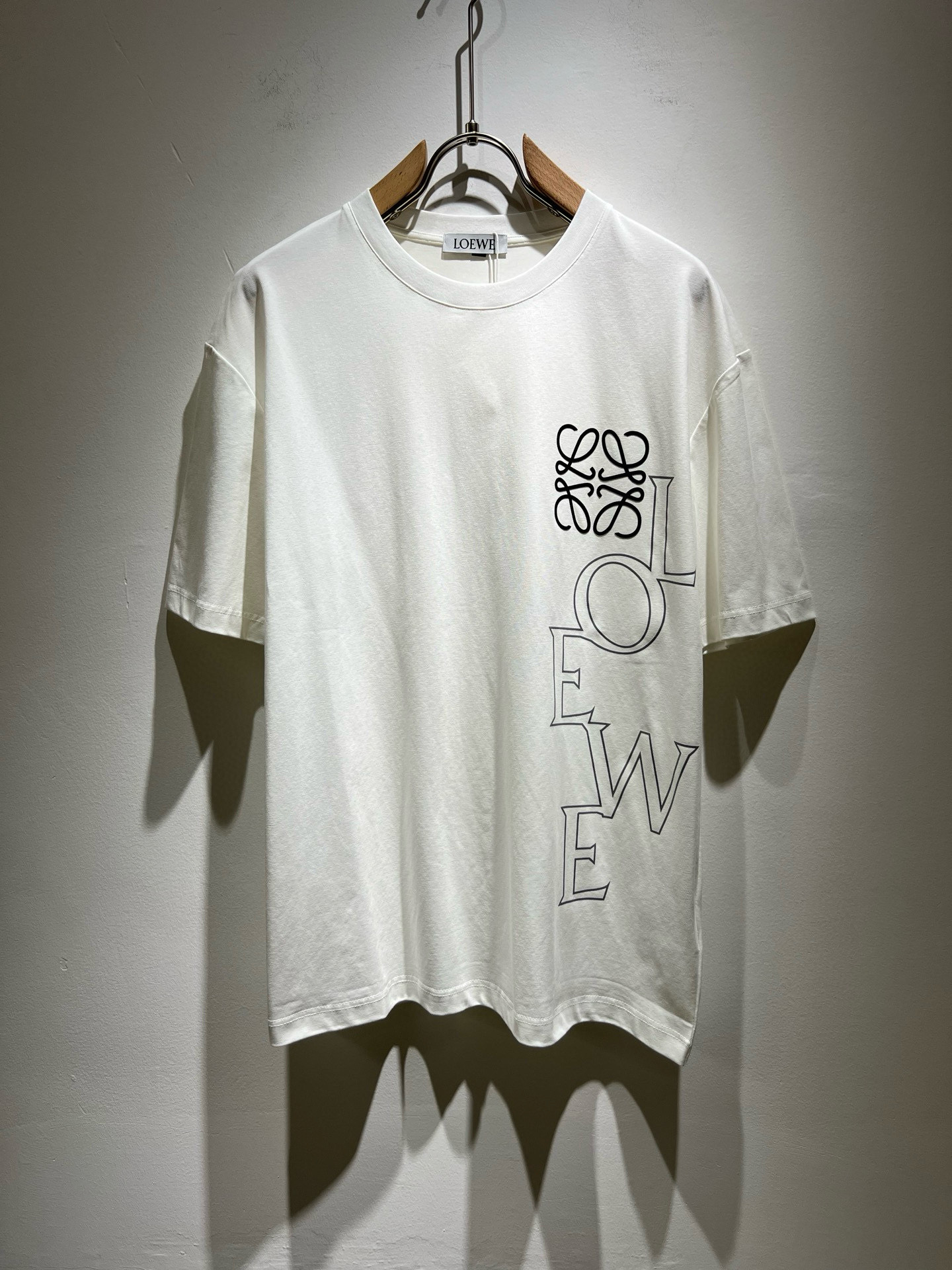 NO:475732,LOE*WE Luo*We 2025 spring and summer new short-sleeved T-shirt for men and women, original Italian order channel, very personalized and high-end style, logo pattern offset printing technology design!  Couple pure cotton short-sleeved T-shirt!  !  The latest fashion trends and popular products are here, and it is another simple and high-end fashion item. It is a fashion product with very high-end outfit charm. It is a must-have item for fashion trends!  Original Italian manufacturer channels, special-level orders, and released at the same time as Hong Kong, Macao and Taiwan buyers. This model is also the latest popular product of Luo Yiweijia this year and the most classic product. Its specifications and grades are beyond doubt!  !  The choice is very diverse, and it can be said that this model naturally has a fresh and natural feeling, showing the brand charm and high-end feeling. The texture of this model is very good, and the heavy weight and brilliant skin-friendliness that can be seen with hands are even better, and it is a complete enjoyment of wearing!  !  Size: M-3XL, loewe, loewe, T-shirt,tees, t-shirt,alexander wang19860909LOE*WE罗*威 2025春夏新款男女同款短袖T恤,意大利原厂订单渠道,极具个性高级风,标志logo图案压胶印花工艺设计！情侣款纯棉短袖T恤！！最新时尚潮流人气产物驾到,又是一款简约高级的时尚单品,穿搭魅力十分高级不俗的时尚产物 ,时尚潮流必备单品！意大利原厂渠道,特供级别订单,同步港澳台买手店发布,此款也是罗意威家今年的最新人气产物,也是最经典的产物,其规格跟档次更是毋庸置疑！！ 选择极具多样化,言而喻此款自然具备那种清新自然的感觉,彰显品牌魅力与高级感,此款的质感十分的到位,用手可以感知的重磅跟出彩亲肤程度更是上佳,十足的穿着享受！！尺码: M-3XL,,loewe,loewe,T-shirt,tees，t-shirt,alexander wang,Men's clothing