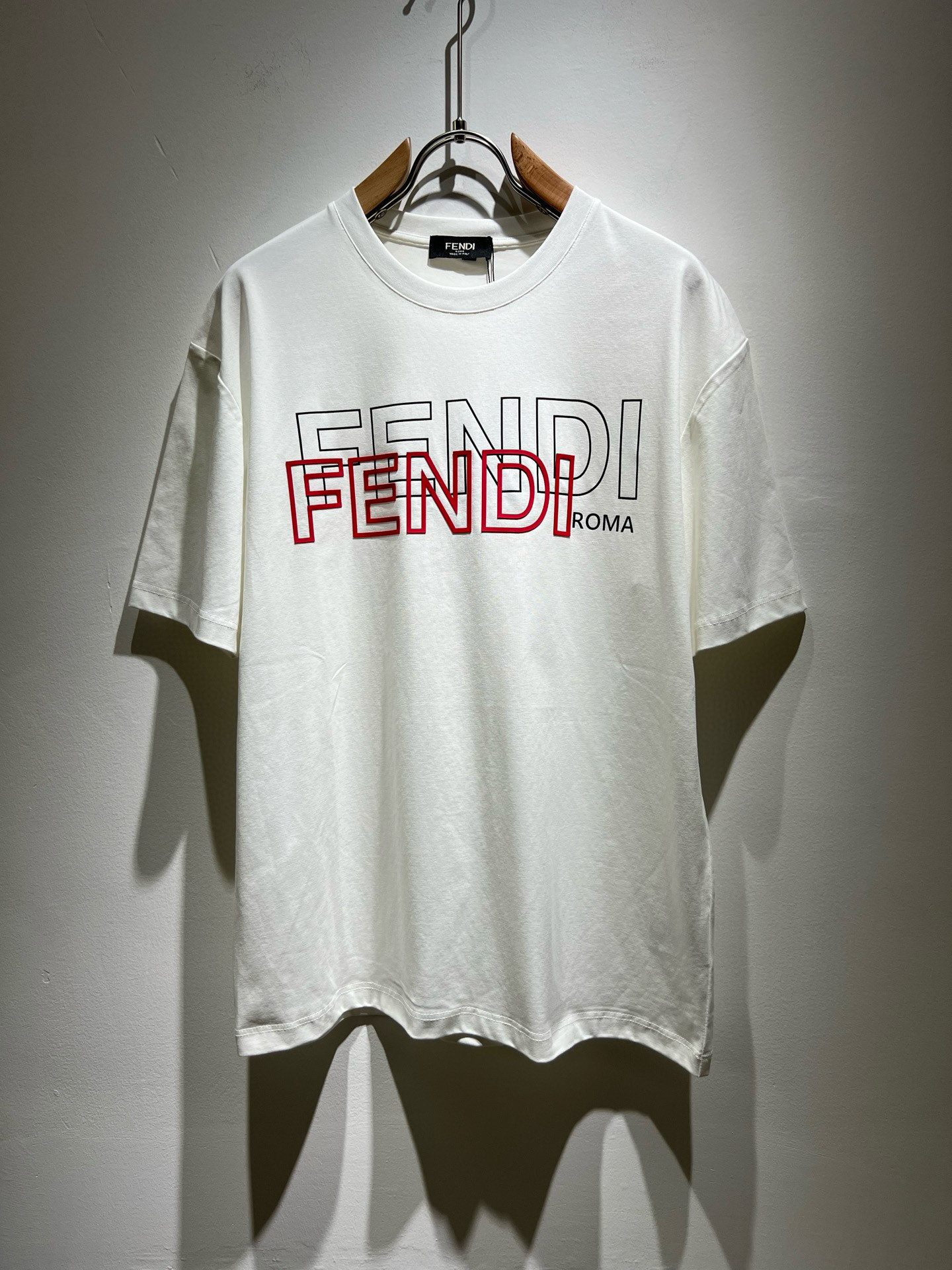 NO:475702,FEN*I FEN*Di's new spring and summer 2025 FD family FF men and women short-sleeved T-shirt, versatile and minimalist short-sleeved shirts for men and women. Original Italian orders, popular FD family items, simple and pure colors. The FD family's enduring iconic products, high-quality products with full representation and full specifications, and high-quality products that all FD fans are worth buying!  Pure Yidian channel orders, high-end and popular products from the FD family, very popular items at the moment, and iconic letter logo pattern velvet modification!  High-end goods worth keeping and giving away to others!  It is trendy and beautiful, with a full sense of trendy atmosphere, and has a very high level and specifications. It uses a very classic black and white color combination, giving people a strong visual impact and has a very high recognition. It is top-quality exclusive pure cotton fabric, created with a soft, delicate and comfortable touch, and has a very high-end and classy appearance!  Perfectly interprets the charm of the brand and leaves a deep impression. It is more fashionable and charming. It has simple, elegant and fashionable upper body, and is even more stressful for outfits!  The inner wear alone is very delicious and beautiful scenery that cannot be ignored!  Size M-3XL, fendi,dior,T-shirt,tees,t-shirt,alexander wang19860909FEN*I 芬*迪2025春夏新款FD家族FF男女同款短袖T恤,男女同款百搭极简短袖.意大利原厂订单,FD家族人气单品,简约纯色系打造.FD家族经久不衰的标志性臻品,代表性十足,规格感十足的精品,所有FD粉丝都值得抢购的精品！纯正意代渠道订单,FD家族的高奢人气爆款产物,当下十分火爆的单品,标志性字母logo图案压绒修饰！值得自留和送人的高端货！新潮又好看,潮流气息感十足,档次规格感极高,并且采用十分经典的的黑白双色搭配,给人的视觉冲击感相当强烈,有着极高的辨识度,顶级专属纯棉面料,打造,触感柔软细腻舒适,品相相当高级有档次！完美诠释品牌魅力,给人留下深刻印象.更具时尚与韵味,上身简约大方时尚,对于穿搭更是毫无压力！单穿内搭都极有味道,不可忽视的靓丽风景线！ 尺码M-3XL,,fendi,dior,T-shirt,tees，t-shirt,alexander wang,Men's clothing