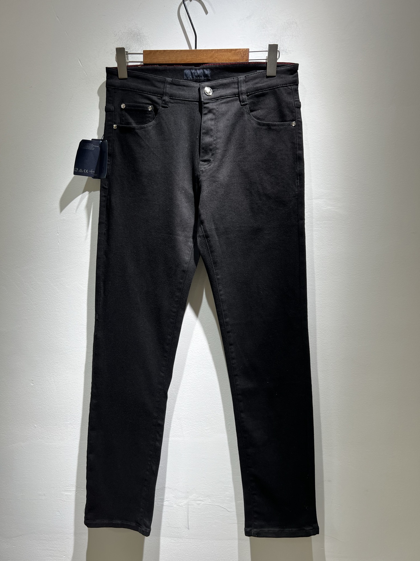 NO:475668,PRA*DA Prada 2025 Spring and Summer New Products are on sale!  Denim is high-end, versatile and pragmatic, and not sensational!  Limited editions in Hong Kong, Macao and Taiwan!  !  Three-dimensional cut cotton material!  The Taiwan foreign trade company undertakes the exquisite and delicate materials, which seems to be Prada's patented high-quality custom-made original hardware logo design!  Not only in the material, color and style, the life philosophy behind the design just fits the dual mentality of modern people's pursuit of personal practicality and fashion aesthetics, and achieves a perfect balance between function and aesthetics. It is not only the display of fashion trends, but also the ultimate of modern aesthetics. P's vision does not limit the indispensable components of the core value of fashion brands, another alternative to mature styles and sizes 29-40, prada, prada, alexander wang19860909PRA*DA 普拉达 2025春夏新品发售！牛仔高级百搭实用主义不哗众取宠！港澳台地区限定款！！立体裁剪纯棉材质！台湾外贸公司承接、材质精致细腻似乎是普拉达专利品质上乘 定制原版五金logo设计！不仅在材料、颜色与款式工夫,设计背后的生活哲学正巧契合现代人追求切身实用与流行美观的双重心态,在机能与美学之间取得完美平衡,不但是时尚潮流的展现,更是现代美学的极致.P的视野并没有局限时尚品牌核心价值中不可或缺的组成部分、的另一种选择替代风格成熟、尺码29-40,,prada,prada,alexander wang,Men's clothing