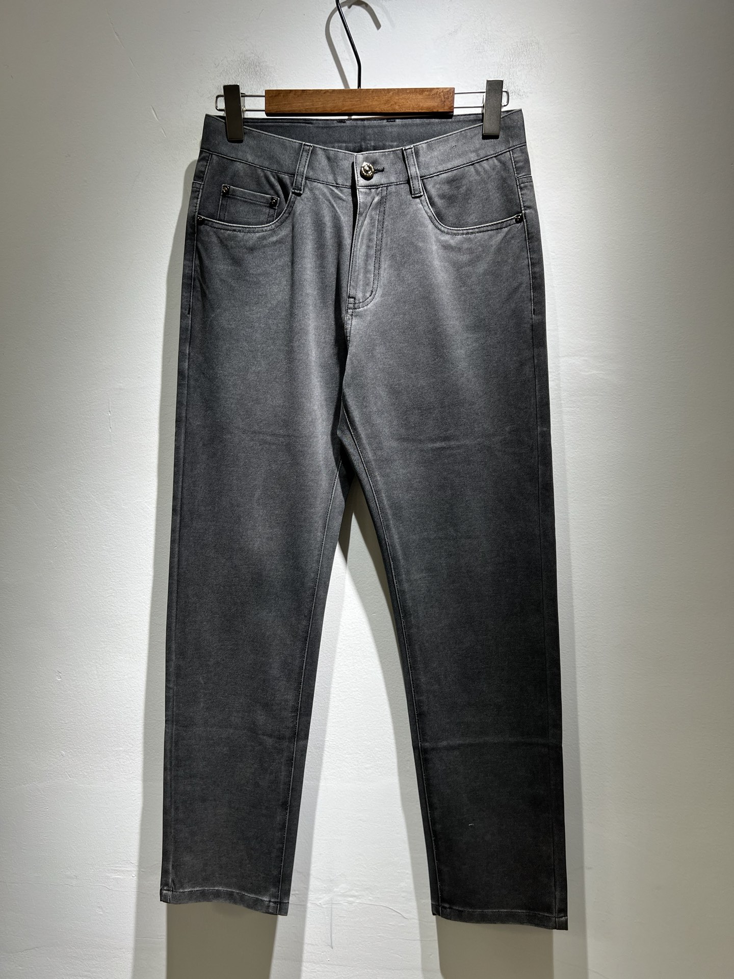 NO:475677,MONC Meng*kou's new spring and summer jeans are available in trading companies and are released on the official website at the same time!  M Scarce Channel Order Products, Quality Control Close Your Eyes to Accept It’s No Regret!  Customized original logo badge design!  This denim trousers are made of imported pure cotton fabrics!  The top denim fabric is carefully crafted, the ingredients are very basic but super perfect. The surface twill feels clear and natural, and the feel is really tough. The actual product will definitely make you convinced and can withstand the test of random counters!  The style is also very outstanding, and it is a super slim style. If you can meet it, please quickly accept it, which will save you a lot of effort in matching!  Size 29-40, jeans,alexander wang19860909MONC蒙*口2025春夏新款牛仔裤,贸易公司渠道稀出,同步官网发售！M稀缺渠道订单臻品,品质控闭眼收走的不后悔款！定制原版logo徽章设计！本款牛仔长裤选用客供进口纯棉面料！顶级牛仔面料精心制作,成份组合很基础却又是超完美,表面斜纹肌里感清晰自然,手感瓷实有韧性,实物到手绝对让你为之诚服,经得起随意柜台支验！版型方面也非常出色,属于超显瘦的版型,能碰到的就赶紧收下,会让你在搭配方面省下不少力！尺码29-40,,jeans,alexander wang,Men's clothing