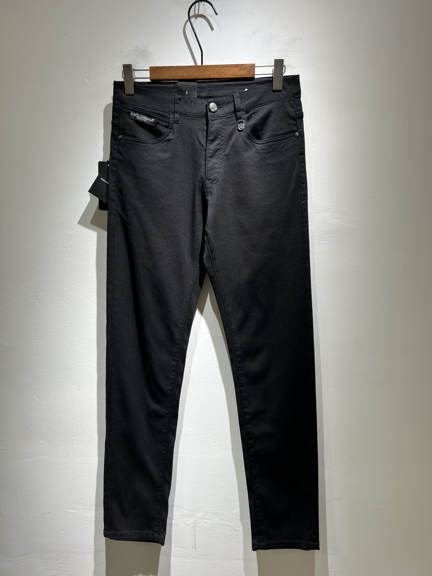 NO:475660,Dolce & Dolce*na 2025 spring and summer new jeans, wash and naturally not easy to deform and decolorize, three-dimensional tailoring perfectly shaped fabric, comfortable and soft, and casually matched, comfortable means its interpretation of fashion and leisure. DG's consistent style reflects the brand's pursuit of quality, with a bit of hedonist flavor, pays great attention to details, likes everything that is not formulaic, pursues freedom, Dolce & GABB*NA's style is very unique. At the beginning of the business, it insists on making plates and designing logo logo waist brand design!  For the fashion industry that paid attention to the show at that time, it was quite unique. Size 29-40, Dolce & Gabbana, Dolce & Gabbana, jeans, alexander wang19860909Dolce & 杜嘉*纳 2025春夏新品牛仔裤,水洗处理自然不易变形脱色、立体剪裁完美塑形面料质舒适柔软随意搭配、舒适代表它对时尚休闲的诠释是DG一贯作风细节处体现这个品牌对品质的追求,带点享乐主义者的味道,非常注重细节,喜欢一切非公式化的东西,追求自由杜嘉班纳 (DOLCE&GABB*NA) 的作风非常独特,创业之初坚持自己制版、设计标识logo腰牌设计！对于当时讲究排场的时装界,是相当独树一格的.尺码29-40,,Dolce&Gabbana,Dolce&Gabbana,jeans,alexander wang,Men's clothing