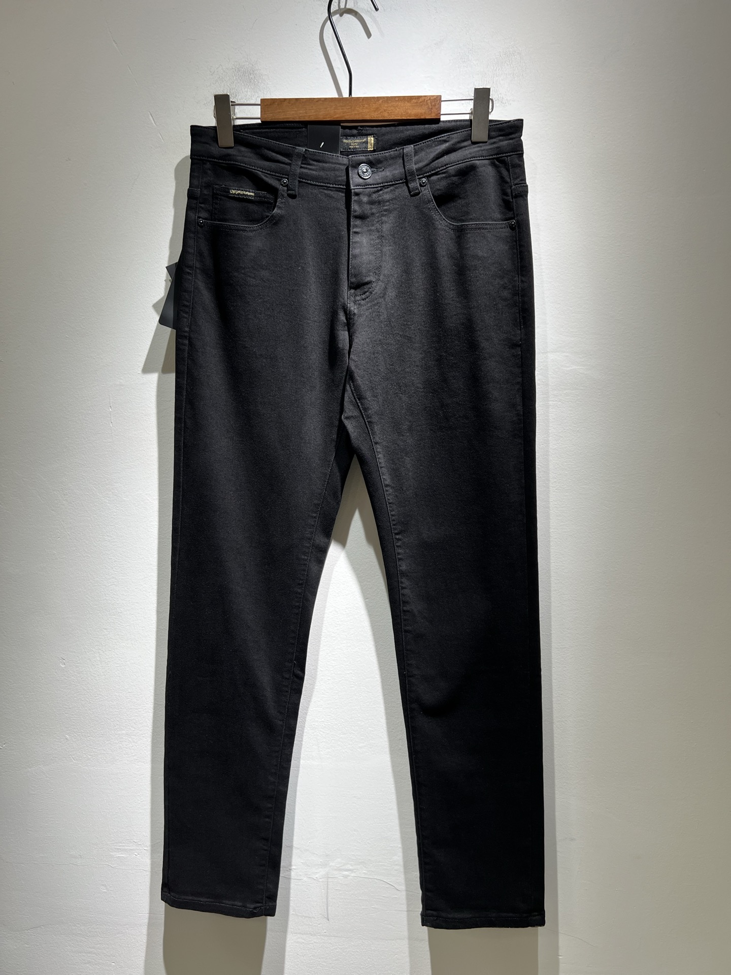 NO:475634,Dolce & Dolce*na 2025 spring and summer new jeans, wash and naturally not easy to deform and decolorize, three-dimensional tailoring perfectly shaped fabric, comfortable and soft, and casually matched, comfortable means its interpretation of fashion and leisure. DG's consistent style reflects the brand's pursuit of quality, with a bit of hedonist flavor, pays great attention to details, likes everything that is not formulaic, pursues freedom, Dolce & GABB*NA's style is very unique. At the beginning of the business, it insists on making plates and designing logo logo waist brand design!  For the fashion industry that paid attention to the show at that time, it was quite unique. Size 29-40, Dolce & Gabbana, Dolce & Gabbana, jeans, alexander wang19860909Dolce & 杜嘉*纳 2025春夏新品牛仔裤,水洗处理自然不易变形脱色、立体剪裁完美塑形面料质舒适柔软随意搭配、舒适代表它对时尚休闲的诠释是DG一贯作风细节处体现这个品牌对品质的追求,带点享乐主义者的味道,非常注重细节,喜欢一切非公式化的东西,追求自由杜嘉班纳 (DOLCE&GABB*NA) 的作风非常独特,创业之初坚持自己制版、设计标识logo腰牌设计！对于当时讲究排场的时装界,是相当独树一格的.尺码29-40,,Dolce&Gabbana,Dolce&Gabbana,jeans,alexander wang,Men's clothing