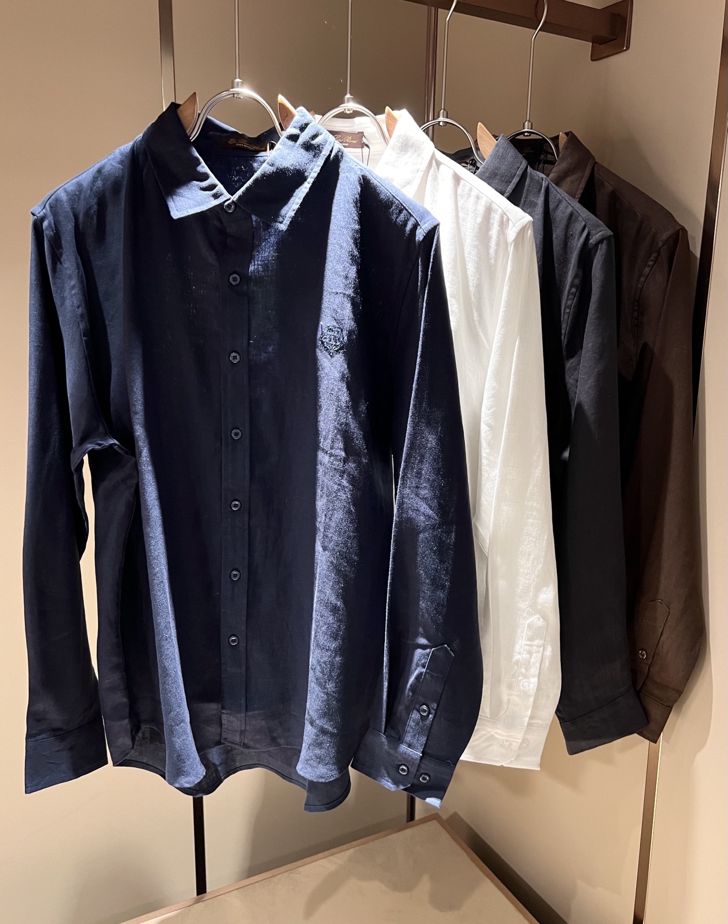 NO:475627,Loro Piana Nouyou Pianya 2025 spring and summer men's shirt, the latest trade orders and all the quality!  !  Internet celebrity style!  The upper body is comfortable and breathable, not stiff, and the overall three-dimensional feeling is rich. Quality export orders, customized exclusive linen fabric tailoring to meet the simple needs of commuters for dressing. The upper body is very effective, slim and not picky about the figure. The fabric workmanship... Improper, only good craftsmanship can make you feel good and tasteful. A must-have item for everyone!  Size M-4XL, loro piana, alexander wang19860909Loro Piana诺悠翩雅 2025春夏男士衬衣,最新的贸易订单全品相！！网红款！上身舒适透气,不僵硬,整体有着丰富的立体感,品质出口订单,定制专属亚麻面料剪裁,满足通勤人们对于着装的简约需求,上身效果很好,显瘦,不挑剔身材.面料做工....无可挑剔,好工艺好面料才能穿出好品味一款,人手必备单品！尺码M-4XL,,loro piana,alexander wang,Men's clothing