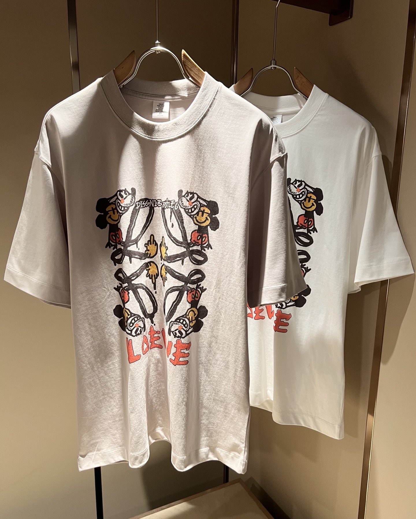 NO:475676,LOE*WE Luo*We 2025 spring and summer new short-sleeved T-shirt for men and women, original Italian order channel, very personalized and high-end style, logo logo pattern printing craft design!  Couple pure cotton short-sleeved T-shirt!  !  The latest fashion trends and popular products are here, and it is another simple and high-end fashion item. It is a fashion product with very high-end outfit charm. It is a must-have item for fashion trends!  Original Italian manufacturer channels, special-level orders, and released at the same time as Hong Kong, Macao and Taiwan buyers. This model is also the latest popular product of Luo Yiweijia this year and the most classic product. Its specifications and grades are beyond doubt!  !  The choice is very diverse, and it can be said that this model naturally has a fresh and natural feeling, showing the brand charm and high-end feeling. The texture of this model is very good, and the heavy weight and brilliant skin-friendliness that can be seen with hands are even better, and it is a complete enjoyment of wearing!  !  Size: S-2XL, loewe, loewe, T-shirt,tees, t-shirt,alexander wang19860909LOE*WE罗*威 2025春夏新款男女同款短袖T恤,意大利原厂订单渠道,极具个性高级风,标志logo图案印花工艺设计！情侣款纯棉短袖T恤！！最新时尚潮流人气产物驾到,又是一款简约高级的时尚单品,穿搭魅力十分高级不俗的时尚产物 ,时尚潮流必备单品！意大利原厂渠道,特供级别订单,同步港澳台买手店发布,此款也是罗意威家今年的最新人气产物,也是最经典的产物,其规格跟档次更是毋庸置疑！！ 选择极具多样化,言而喻此款自然具备那种清新自然的感觉,彰显品牌魅力与高级感,此款的质感十分的到位,用手可以感知的重磅跟出彩亲肤程度更是上佳,十足的穿着享受！！尺码: S-2XL,,loewe,loewe,T-shirt,tees，t-shirt,alexander wang,Men's clothing