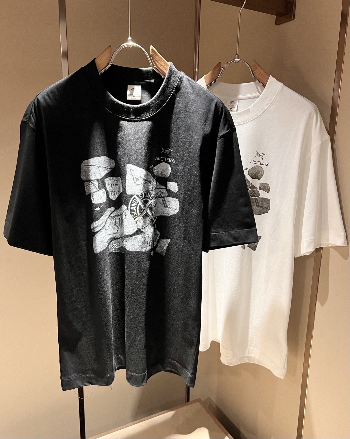 NO:475683,ARCTER*X Original Archaeological Bird 2025 spring and summer new short-sleeved T-shirt outdoor brands for men and women, perhaps the first thing that comes to mind is Canadian goose and Archaeological Bird. It gives people a feeling of trying out the label!  In addition to being quite accomplished in style design, the most obvious or most expert should be to have deeper and unique insights and attainments in fabrics. Through continuous structural research and problem-solving, and characterized by unique research on fabrics, these alone are enough to support it to become the first new logo brand image in the clothing manufacturing industry. This model uses air cotton material!  The fabric after the seiko blending feels smooth and soft, and it has both natural beauty and comfort. The large body style is cut cleanly and cleanly, and the fabric shows a different hazy structural beauty. It is made of exclusive mold customization. The fabric and its technology test the workers, can be smooth and smooth without wrinkles!  Logo logo pattern printing craft design!  It really tests the handmade work of every master!  It makes the whole clean and neat, without leaving any thread. Now men who pursue life are more refined in life!  Size S-2XL, arc'teryx, T-shirt,tees, t-shirt,alexander wang19860909ARCTER*X始*祖鸟 2025春夏新款男女同款短袖T恤户外品牌可能大家第一想到的就是加拿大鹅、始祖鸟.给人一种标签试的感觉！除了在款式设计上颇有造诣之外,最明显或者说最为拿手的,应该就是在面料上的拥有更深独特见解跟造诣了.通过不断地结构研究和问题处理,在以面料独特研究为特征,仅凭这些就已经足以支撑其成为服装制造行业中,首屈可数的新标志品牌形象.此款采用的空气棉材质！通过精工混纺之后的面料,手感细滑柔软,同时兼具自然美感跟舒适度.大身上版型裁剪简洁干净,面料上显现出了不一样朦胧的结构性美感来.独家开模定制而成,面料及其考验工人的技术,能做到平整服帖又不起皱！标志logo图案印花工艺设计！真的是很考验每位师傅的手工制作！使得整体干净利索,不留一丝线头.现在对于生活有所追求的男性也在生活中更为精致！尺码S-2XL,arc'teryx,T-shirt,tees，t-shirt,alexander wang,Men's clothing