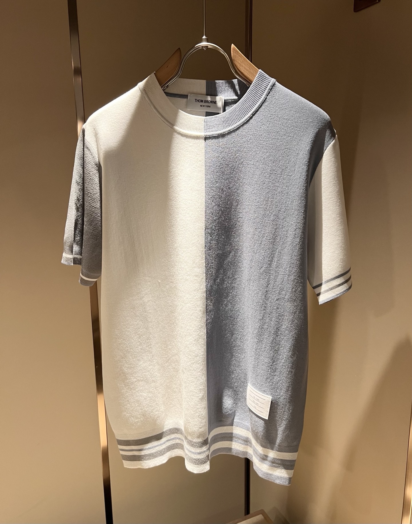 NO:475697,ThomBrow*e Tom*Long ~ 2025 spring and summer new short-sleeved Yilit knit fabric!  The official website is available at the same time, with unique design charm, very high-end, simple and not simple, and a new model of ready-to-wear!  Featured unique Yilit fabrics, sleeve crochet striped design!  Smooth and soft, textured, strong vertical feeling, smooth and not tight on the upper body, the stuffy feeling caused by direct UV rays, harmonious and unified style, and the ultimate craftsmanship level. The side is very unique and tailored, very flavorful, delicate and comfortable to wear, showing sports vitality and exquisite details. Classic and perfect layout design, showing fashion vitality in daily leisure life. Improve men's charm and style and achieve high-end models. Size M-3XL, T-shirt, alexander wang19860909ThomBrow*e汤姆*朗 ~2025春夏新款短袖伊力特针织面料！官网同步有售,独特设计魅力,非常高端,简约不简单,成衣新典范！面料精选独特伊力特面料,袖子钩织条纹设计！手感光滑柔软,有质感,有很强的垂直感,上身爽滑不紧绷,紫外线直射造成的闷热感,风格和谐统一,极致工艺水平.侧面非常独特裁剪设计风格,非常有味道,精致细腻,好穿舒适,展现运动活力,细节考究.经典完美版型设计,日常休闲生活中展现时尚活力.提升男士魅力格调,成就高端典范.尺码M-3XL,,T-shirt,alexander wang,Men's clothing