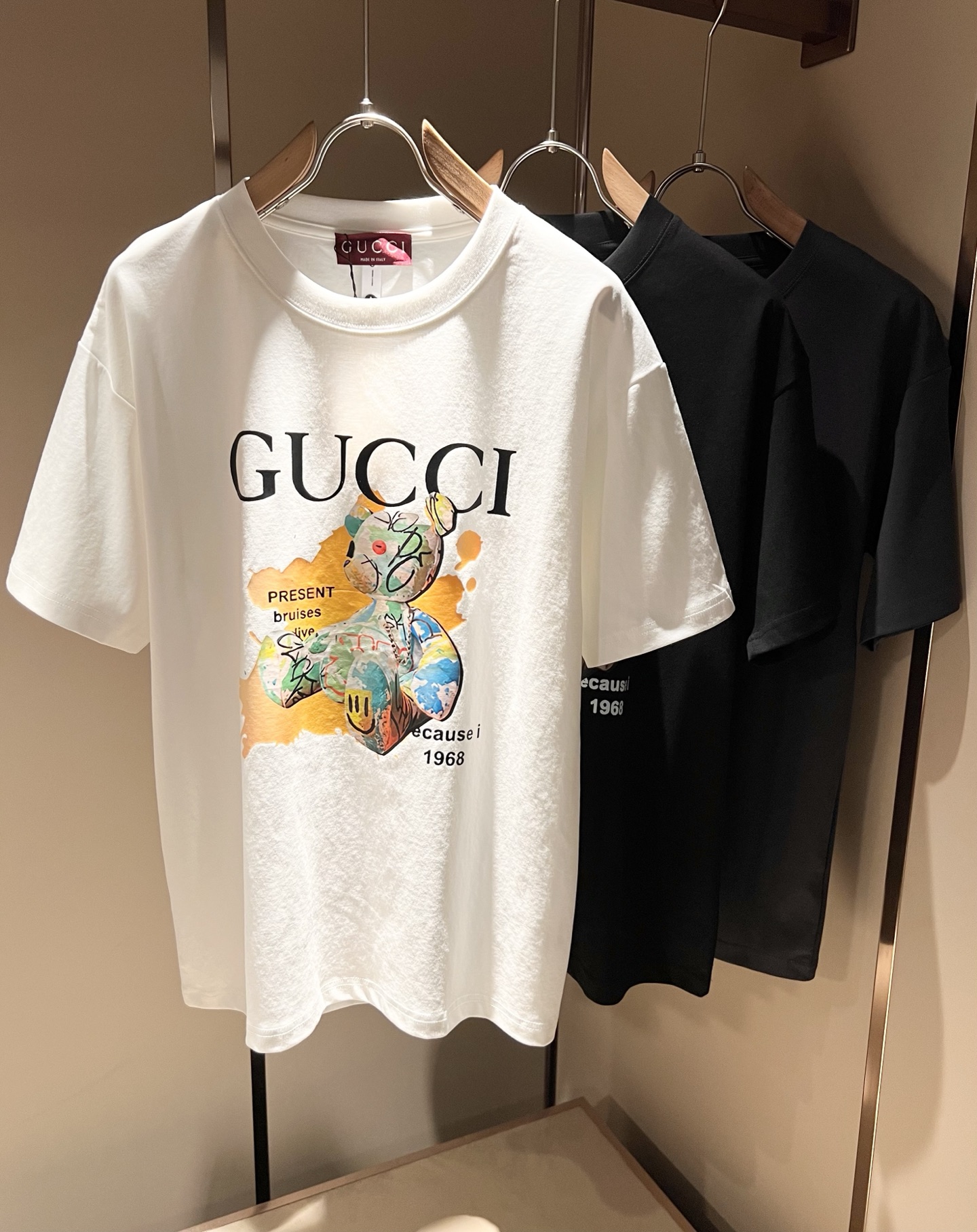 NO:475633,Gucc* Gujia 2025 spring and summer new style for men and women couples casual loose cotton round neck short-sleeved T-shirt!  Trading companies have sparse channels and are released on the official website at the same time!  The latest series of spring and summer 2025, classic fashion design elements, injecting full vitality into the new series. This T-shirt is carefully selected for imported cotton fabrics. The fabric feels skin-friendly and soft and delicate, and the body logo print design!  It has an extremely comfortable and breathable wearing experience. The whole item is very eye-catching and fashionable, and is deeply loved by young people today!  The loose round neck cut is a neutral style regardless of age and gender, suitable for matching all the styles and looks you need in your daily life!  It is recommended to wear couple outfits to go out on the street to make it more pleasing to the eye!  Size M-3XL, gucci, gucci, T-shirt, tees, t-shirt, alexander wang19860909Gucc*古家 2025春夏新款男女同情侣款休闲宽松棉质圆领短袖T恤衫！贸易公司渠道稀出,同步官网发售 ！ 2025春夏最新系列,经典时尚设计元素,为全新系列注入满满活力,这款T恤衫用心甄选客供进口棉面料制成,面料手感亲肤柔软细腻,衣身logo印花设计！拥有着无比舒适透气性的穿着体验,整件单品极具吸睛度与时尚感,深受当下年轻人的喜爱！基础宽松的圆领版型裁剪,不分年龄与性别的中性款式,适合搭配你日常所需的所有风格与造型！建议搭配情侣装出街会更为养眼出色！尺码M-3XL,,gucci,gucci,T-shirt,tees，t-shirt,alexander wang,Men's clothing