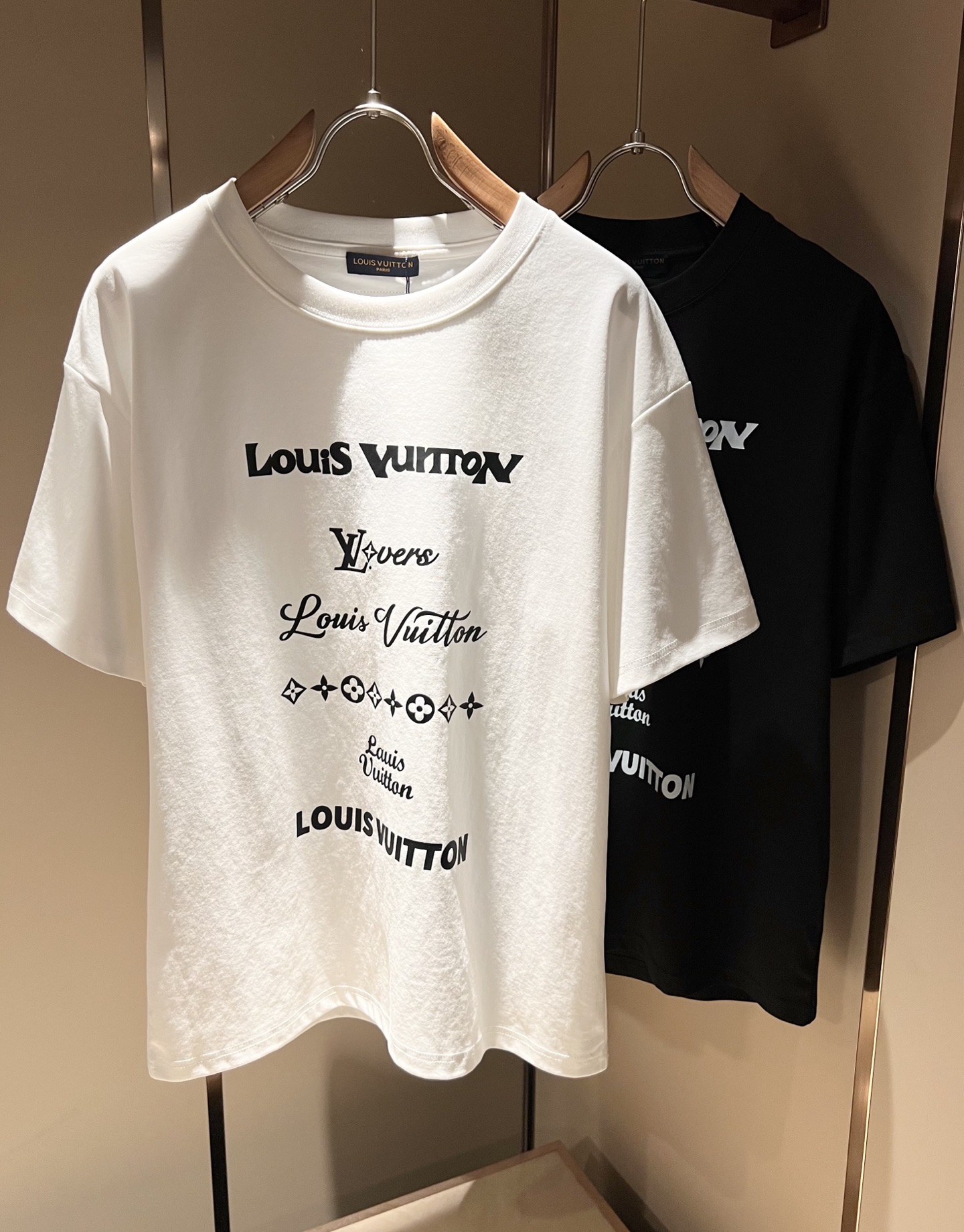NO:475650,LouisVuitt*Louis*Deng The new series of spring and summer 2025 products are launched, a very fashionable and avant-garde short-sleeved T-shirt for men and women, with logo logo pattern and printing decoration!  Different from the past, it declares the design concept that has been passed down for many years in the brand!  Its eye-catchingness is no less than any classic style, perfectly presenting the fashionable, high-end and luxurious feeling in front of the world!  Made of imported cotton materials, selected high-quality pure cotton fabrics, soft and soft to the touch, the real thing is definitely beyond your imagination, close to the body and breathable, even if you sweat profusely, you will not feel greasy or stuffy, and will bring sweating and moisture absorption to the extreme!  Size M-3XL, louis vuitton,louis vuitton,t-shirt,tees,t-shirt,alexander wang19860909LouisVuitt*路易*登 2025春夏全新系列单品上线,非常时髦前卫的一款男女同款短袖T恤,标识logo图案印花修饰！区别于以往的不同,宣示品牌传承多年的设计理念！其吸睛度完全不亚于任何经典款式,将时髦高级感与奢华感完美呈现在世人眼前！客供进口全棉材质制成,精选优质纯棉面料,触感软糯亲肤细腻,实物到手绝对超乎你的想象,贴身无比舒适透气,即便是汗流浃背也不会有腻身及闷热感可言,将排汗吸湿性发挥到了极致！尺码M-3XL,,louis vuitton,louis vuitton,T-shirt,tees，t-shirt,alexander wang,Men's clothing