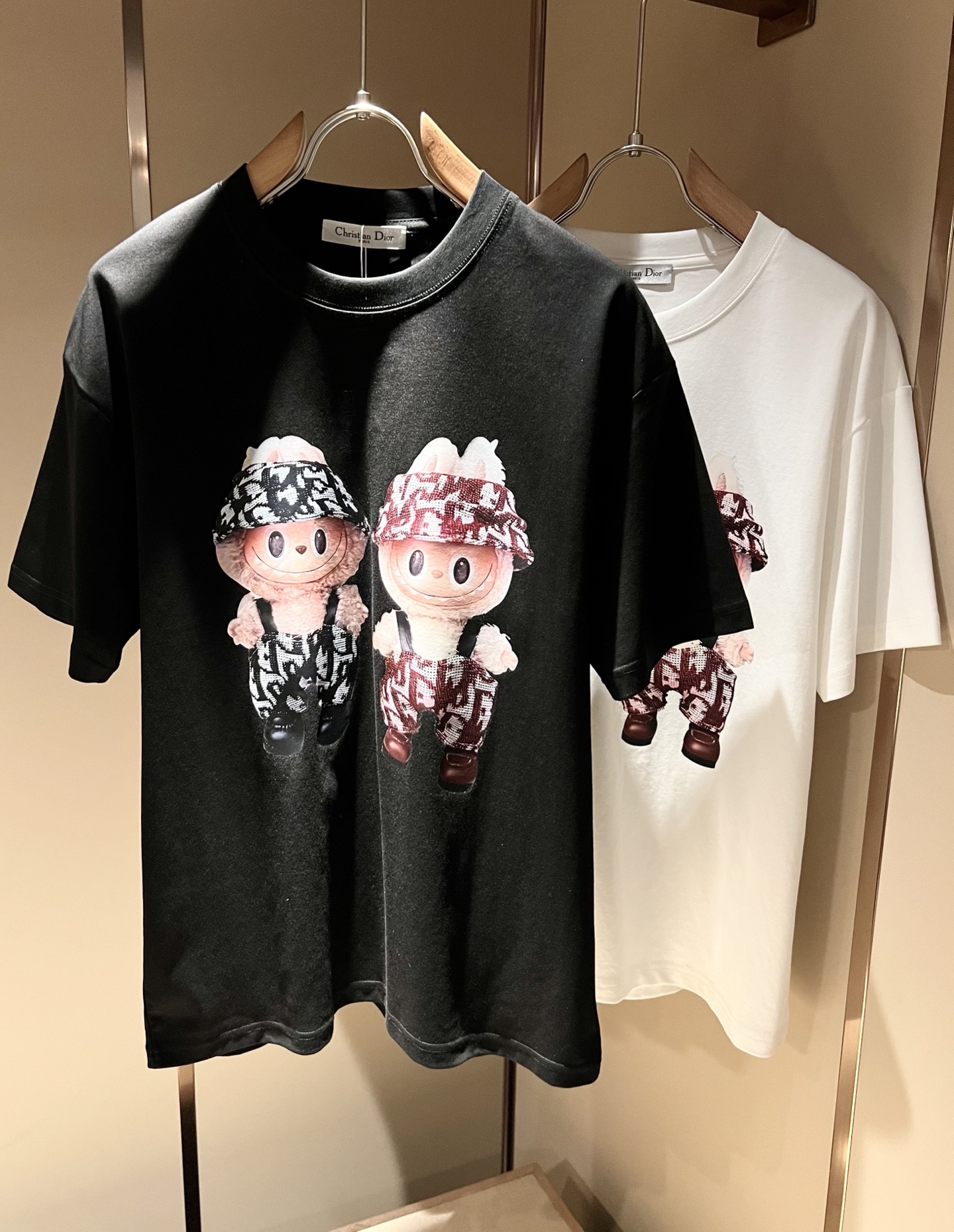 NO:475667,Dio*Dijia 2025 spring and summer new short-sleeved T-shirt for men and women, and the counter is available at the same time!  Customized exclusive 260g pure cotton fabric, customized original craft threads, chest logo pattern printing craft design!  Simple and generous, calm and versatile, extremely high-end, perfectly integrated with fashion and style, a top fashionable style that perfectly suits the outside wear!  The overall feeling is natural!  The ultimate classic versatile short-sleeved T-shirt is designed with the latest three-dimensional letter logo embroidery elements!  The ultimate perfection of heavy industry!  Fans who pursue high quality are please buy them by themselves, and all fans who know the goods are invited to appreciate this model together!  !  Size M-3XL, dior,dior,T-shirt,tees,t-shirt,alexander wang19860909Dio*迪家 2025春夏新款男女同款短袖T恤,专柜同步发售！定制专属260克纯棉面料,定制原版工艺螺纹,胸前logo图案印花工艺设计！简约大方,从容百搭,档次极高,完美融入时尚还有风情感一款完美符合外穿的顶尖时髦气质款！整体给人浑然天成的感觉！极致经典的百搭型短袖T恤,采用最新的立体字母logo刺绣元素设计！极致的重工极致的完美！追求高品质的粉丝们请自行抢购,诚邀所有识货的粉丝一同鉴赏此款！！尺码M-3XL,,dior,dior,T-shirt,tees，t-shirt,alexander wang,Men's clothing