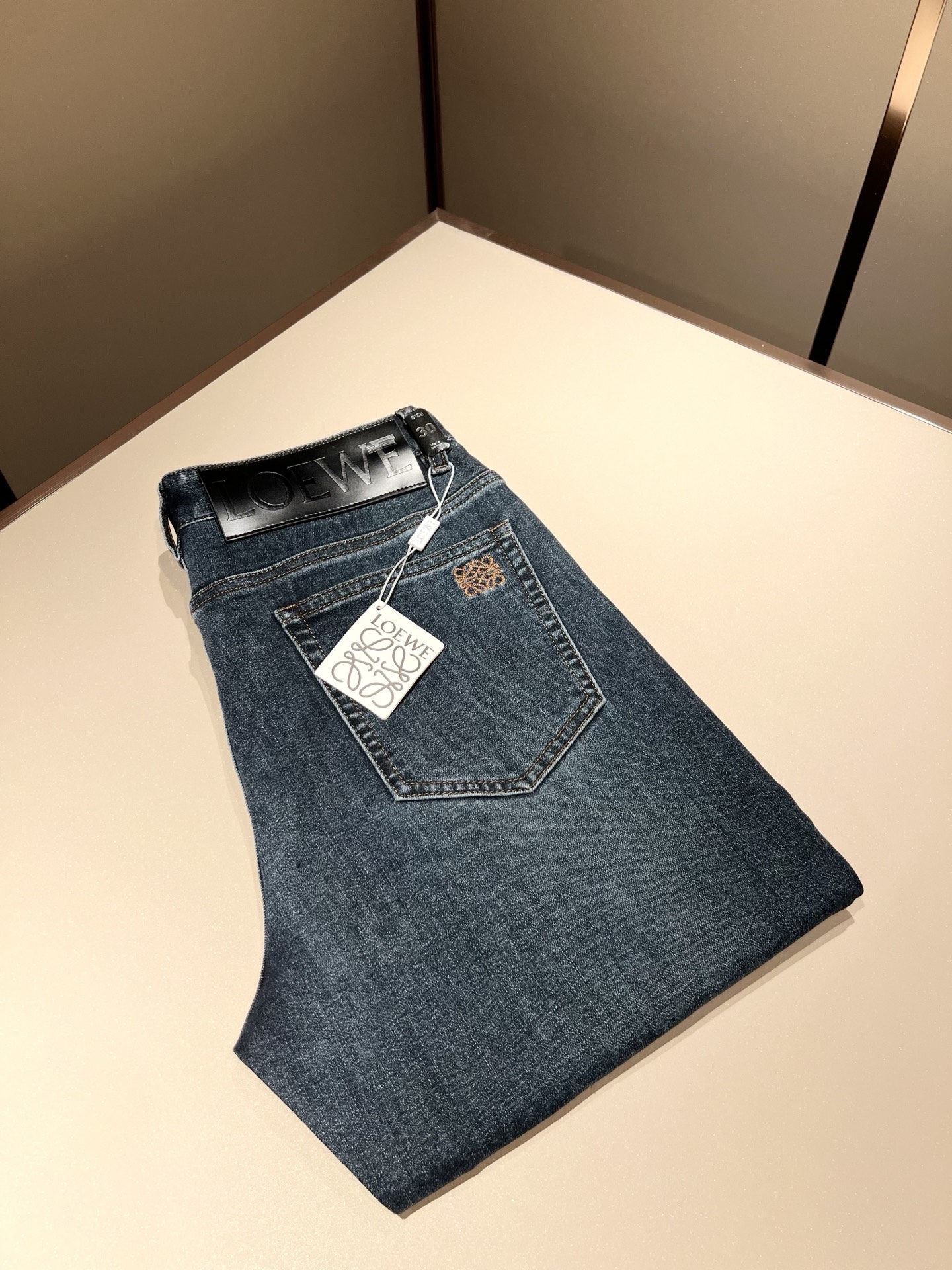 NO:475665,LO*WE/Luo*We 2025 spring and summer new men's fashion high-end casual pants, Hong Kong foreign business channel products, original Japanese products, pure blood quality, perfectly continues the essence and genes of LOE*'s home. From the main fabric to the detailed craftsmanship, all show the ingenuity of quality, use multiple brand elements to interpret, and choose precious cowhide material to build a logo waist brand leather design!  Identity manifestation that belongs to the soul!  Customer-supplied high-end imported pure cotton fabrics, very high-end and fashionable detailed craftsmanship, red ear cloth is completed by a specific antique loom. This element represents the identity and rank of jeans, which is very worthy of careful appreciation!  In terms of matching, it is invincible and explains the versatility in place, with ingenious details and exquisite accessories. The auxiliary materials are all provided by foreign merchants. They are tailored and slim, and the upper body is lifted with an excellent effect. They are a styling item that is hard to come by!  Size 30 -40, loewe, jeans, cowhide, alexander wang19860909LO*WE/罗*威2025春夏新品男士时装款高端休闲裤,香港洋行渠道货,日本原厂出品,纯血统品质,完美延续了LOE*家的精髓与基因,从主体面料到细节工艺,无不彰显出品质的匠心所在,运用多个品牌元素标识来诠释,选取矜贵的牛皮材质构建logo腰牌皮革设计！属于灵魂式的身份彰显！客供高级进口的纯棉面料,非常高级且时髦的细节工艺,赤耳布是由特定古董织布机完成,此元素代表着牛仔裤的身份及段位,非常值得细品悦人！在搭配上所向无敌,把百搭阐释到位,细节匠心考究,辅料皆为外商客供,剪裁合体修身,上身提臀效果绝佳,可遇而不可求的造型单品！尺码30 -40,,loewe,jeans,cowhide,alexander wang,Men's clothing