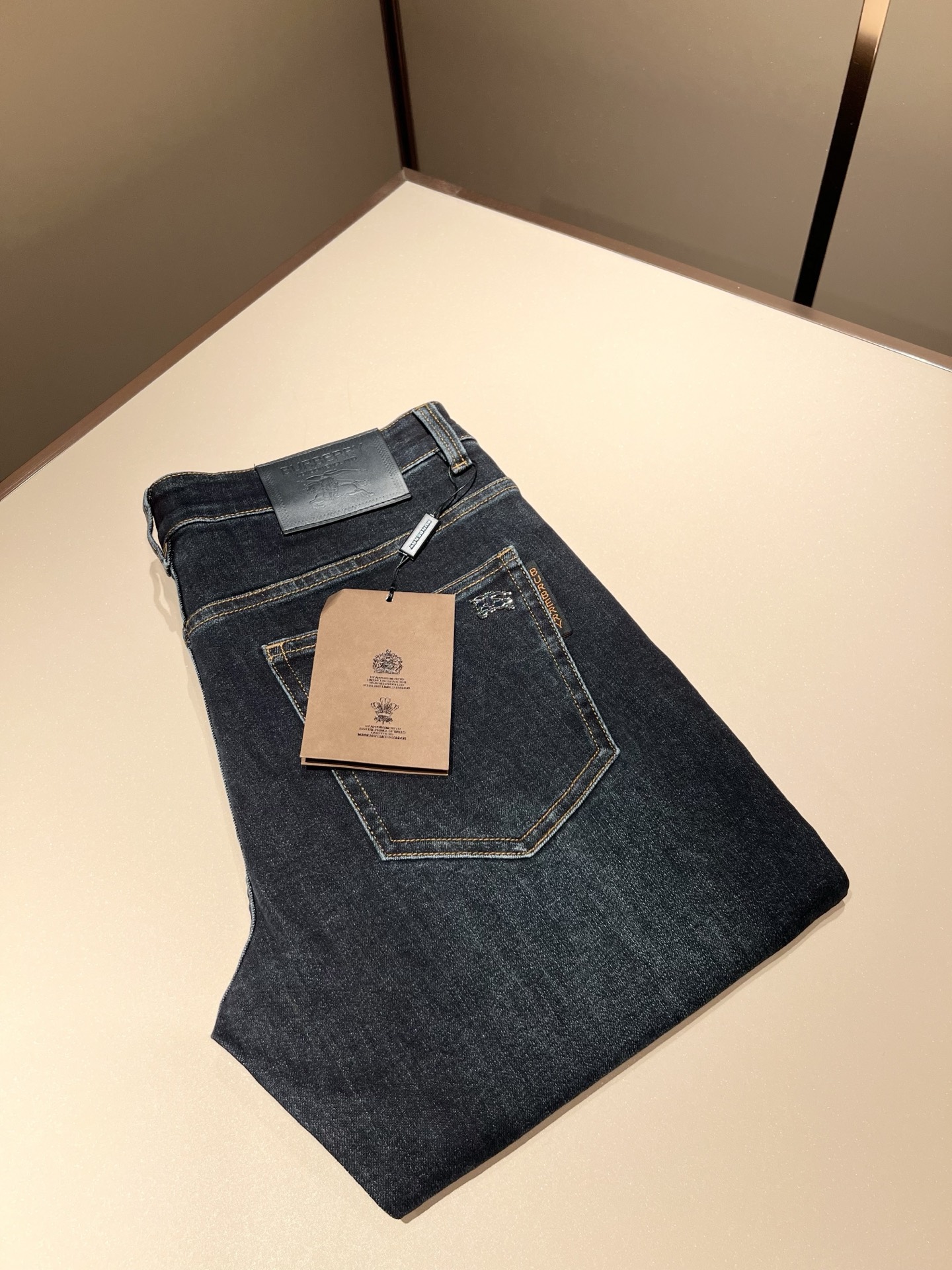 NO:475682,BURBER*Y Ba*li Spring and Summer 2025 New high-end casual and versatile jeans for men!  For BUR fans, such a grand classic design is enough to plant grass at a glance. It is the most handsome series among all BUR jeans this year. I only need to take a look and know that this will definitely be a hit product that has caused a sensation, and it is popular on the Internet. The classic slim three-dimensional tailoring style is equipped with the latest logo pattern waist brand craft design!  Very representative waist brand modification!  It simply and easily demonstrates the charm of the brand, and naturally presents specifications, grades, fashion and trendy effects. It matches the performance to easily create a high-end and high-end effect!  The top imported Japanese washing cowboy is made of cotton, and it is comfortable and breathable, and has a natural drape, which is suitable for all year round outfits!  !  This jeans are made of three-dimensional cut and straight-fitting style. The magic and practical wearability of the single match are understandable. Whether you are wearing daily clothes or appearing on the high street, it is the best choice. It is super charming!  It also demonstrates the authentic BUR original flavor, and it also perfectly shows its specifications and rank!  Obviously, this is a big and powerful product that you must collect. Whether you are a fan of BUR or not, you must collect this product and highly recommend it!  Size 29-40, Burberry, jeans, alexander wang19860909BURBER*Y巴*莉 2025春夏 新品男士高端休闲百搭牛仔裤！对于BUR粉丝来说,这样大气的经典设计足矣一眼种草,是今年BUR所有牛仔裤当中最帅的一个系列,我只需要看一眼就知道,这绝对会是一个引起轰动的爆款,而且全网风靡,经典的修身立体剪裁版型打造,配置了最新的logo图案腰牌工艺设计！极具代表性腰牌修饰！简单轻松的彰显出品牌魅力所在,自然而然的呈现规格,档次,时髦以及新潮效果,搭配性能满分,轻松穿出高级感与高端效果！顶级的进口日本洗水牛仔棉质打造,并舒适透气感满分,且垂感自然,适合一年四季的穿搭所需！！此款牛仔裤采用了立体裁剪小直筒版型打造,其单配魔力与实穿性是无可厚非的,不管你是日常穿搭还是高街出镜都是不二之选,超具魅力！更是彰显了地地道道的的BUR原味,同时也是完美的展现了其规格和段位所在！很显然,这是一款绝对要收的重磅好货,不管你是不是BUR的粉丝,此款你都必须要收,极力推荐的好货！尺码29-40,,burberry,jeans,alexander wang,Men's clothing