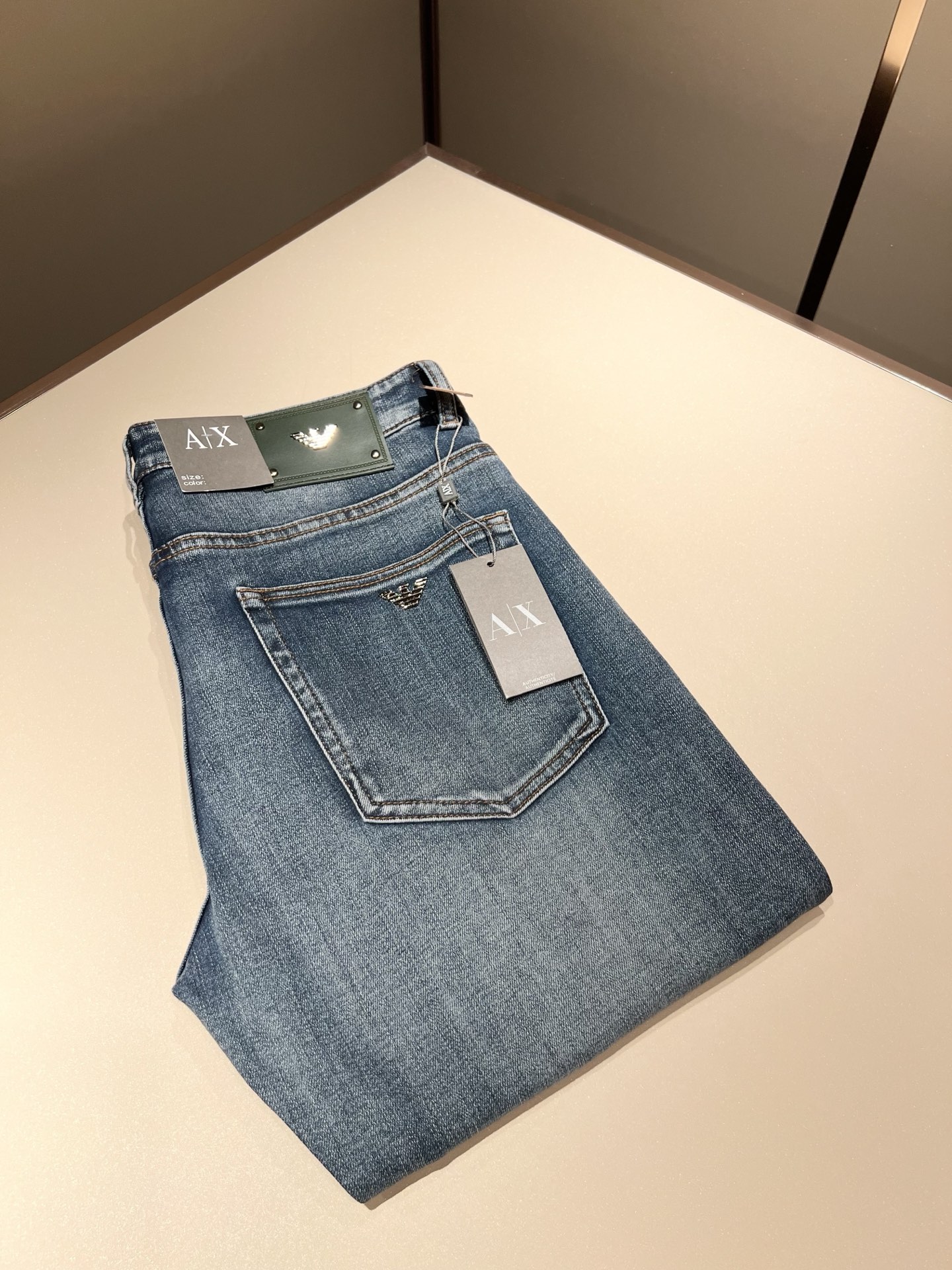 NO:475689,Arman A*ni's new spring and summer style for men's small straight jeans, trading company orders!  Synchronized on the official website, classic works are very good to match clothes, and they taste very good no matter how you wear them. Original imported retro denim fabric, soft feel, truly low-key and luxurious, very suitable for autumn and winter wear. Standard straight slim fit style, more comfortable to wear, unrestrained, and particularly particular about accessories. Exquisite original logo logo waist brand design!  The lining is very solid. The point is that it has very high cost performance and very good quality. It is worth buying!  Size 29-40, Armani,jeans,alexander wang19860909Arman阿*尼2025春夏新款男士小直筒牛仔裤,贸易公司订单！官网同步 经典之作很好搭配衣服哦 怎么穿都很有味道 原版进口复古牛仔布面料 柔软手感 真正的低调奢华 很是适合秋冬季节穿着 标准直筒修身版型 穿起来更加舒服 无拘无束 辅料上面特别的讲究 精致原版标志logo腰牌设计！内衬走线都非常的扎实 重点就是 性价比非常高 质量非常好 值得购入！尺码29-40,,armani,jeans,alexander wang,Men's clothing