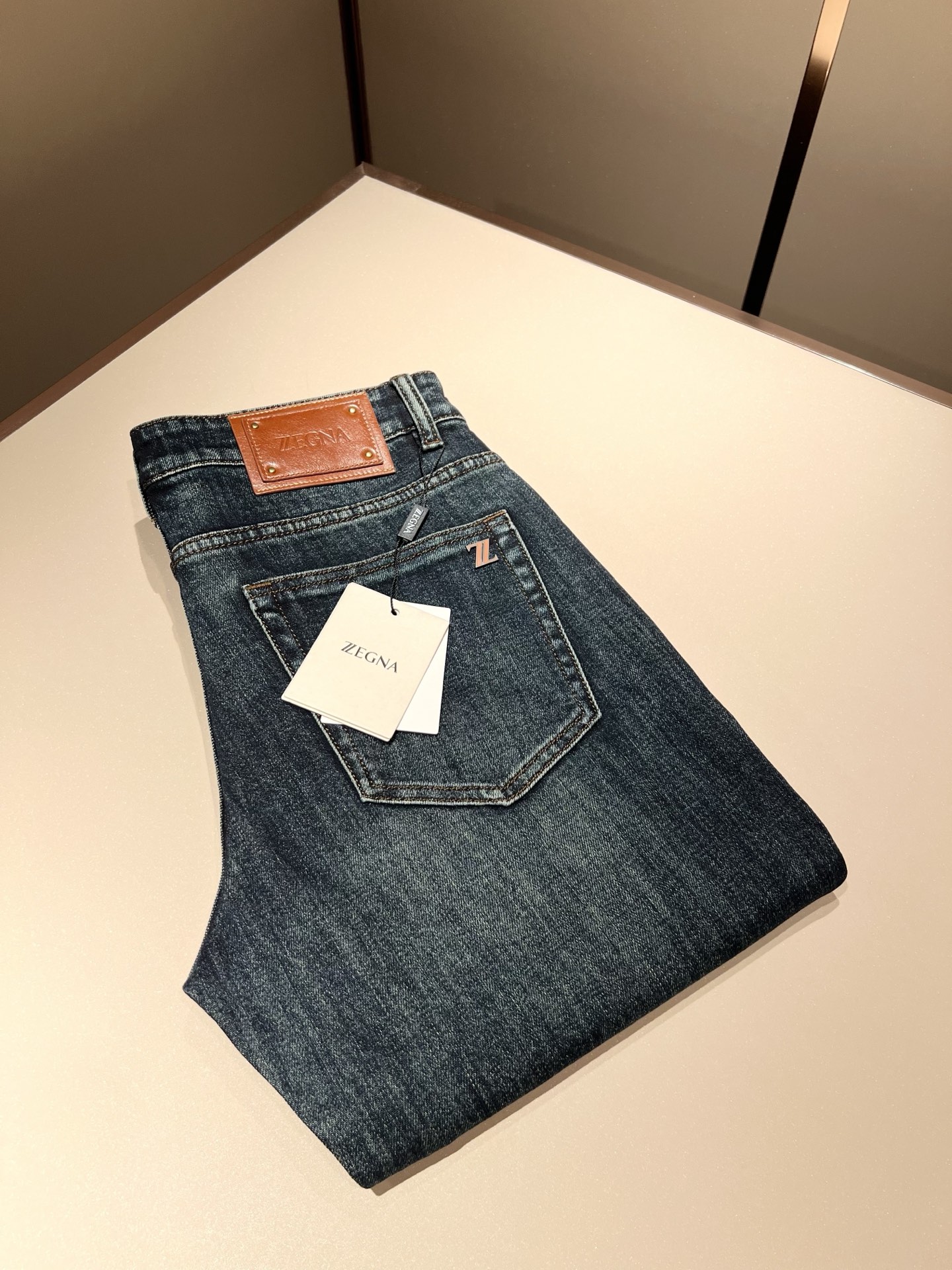 NO:475657,Zegna's new spring and summer 2025 new men's casual jeans, the finale of the channel has appeared!  !  Sold simultaneously at the counter!  It is no exaggeration to say that this trouser is made from the original OEM channel, not a bragging original OEM, but is a product from the domestic ready-to-wear OEM factory officially authorized by Jenia!  Therefore, the ratio of quantity and size is extremely short, so you can earn it if you grab it!  The best pants are officially unveiled!  !  !  !  !  !  Zegna's things have always been one of the only essential outfits for successful business people!  Not everyone can easily surpass the brand's high-end style and its own strong aura. No matter which season the style is, it is a standard temperament!  However, the fabric style is between business and casual and daily wear, and the waist design logo waist brand decoration!  Only Jenya, who can design a pair of trousers so well-suited to the public, is the only one who focuses on men's clothing, business and casualness!  Whether you wear this style in a casual occasion or in a business occasion, you must wear it well and be able to wear it to your own taste!  Pants that give yourself unlimited points!  Size 29-40, zegna, jeans, alexander wang19860909Zegna 杰尼亚 2025春夏新款男士休闲牛仔裤,压轴的渠道货出现了！！柜台同步销售！ 毫不夸张的说,此款裤装是原厂代工渠道的货,并不是吹牛的原厂代工,完全是由杰尼亚官方授权的国内成衣代工厂出来的产品！所以数量跟尺码配比都极度紧缺,抢到就是赚到！最好的裤装正式揭幕！！！！！！Zegna的东西,从来都是成功商务人士的专属必备行头之一！品牌高级的格调以及自带强大的气场并不是所有人都能轻易凌驾的.无论哪季的款式都是都是气质标配！但是面料版型又介乎于商务休闲跟日常穿着之间,腰身设计logo腰牌修饰！能将一款裤装设计到如此贴合大众穿着,也就只有专注于男装商务休闲的杰尼亚了！不论您是休闲场合穿搭,或者商务场合此款都能搭配的恰到好处要穿,就必须穿好的,能穿出属于自己品味的！给自己无限加分的裤子！尺码29-40,,zegna,jeans,alexander wang,Men's clothing