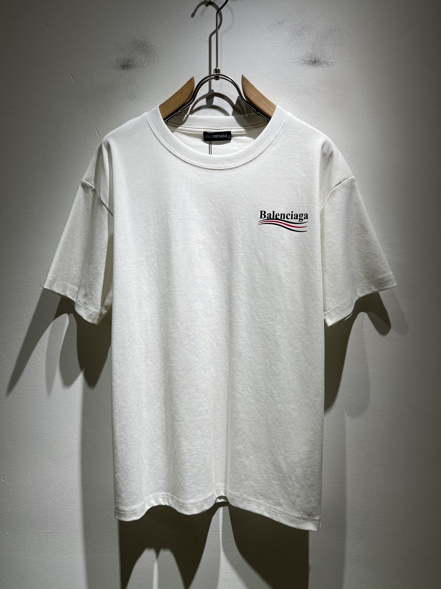 NO:475711,BALENCIA* Paris* Home 2025 Spring and Summer New Men and Women Couples Casual Loose Cotton Round Neck Short Sleeve T-shirt!  Trading companies have sparse channels and are released on the official website at the same time!  The latest series of spring and summer 2025, classic fashion design elements, injecting full vitality into the new series. This T-shirt is carefully selected for imported cotton fabrics. The fabric feels skin-friendly and soft and delicate, and the body logo print design!  It has an extremely comfortable and breathable wearing experience. The whole item is very eye-catching and fashionable, and is deeply loved by young people today!  The loose round neck cut is a neutral style regardless of age and gender, suitable for matching all the styles and looks you need in your daily life!  It is recommended to wear couple outfits to go out on the street to make it more pleasing to the eye!  Size M-3XL, balenciaga, T-shirt,tees, t-shirt,alexander wang19860909BALENCIA*巴黎*家 2025春夏新款男女同情侣款休闲宽松棉质圆领短袖T恤衫！贸易公司渠道稀出,同步官网发售 ！ 2025春夏最新系列,经典时尚设计元素,为全新系列注入满满活力,这款T恤衫用心甄选客供进口棉面料制成,面料手感亲肤柔软细腻,衣身logo印花设计！拥有着无比舒适透气性的穿着体验,整件单品极具吸睛度与时尚感,深受当下年轻人的喜爱！基础宽松的圆领版型裁剪,不分年龄与性别的中性款式,适合搭配你日常所需的所有风格与造型！建议搭配情侣装出街会更为养眼出色！尺码M-3XL,,balenciaga,T-shirt,tees，t-shirt,alexander wang,Men's clothing